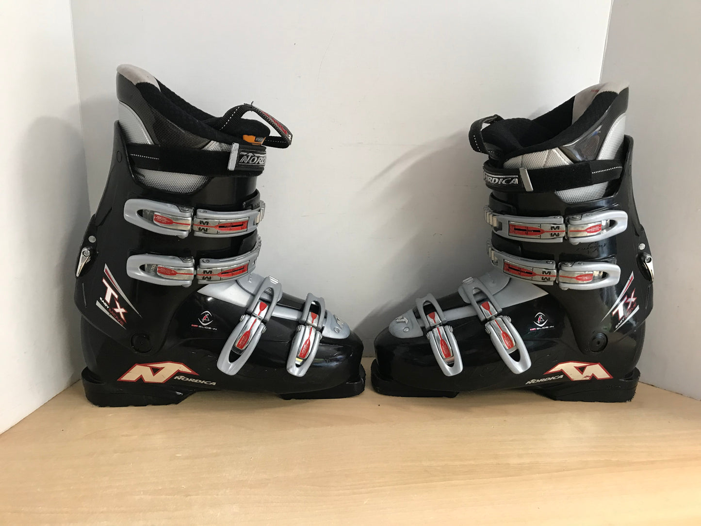 Ski Boots Mondo Size 27.5  Men's Size 9.5 Ladies Size 10.5 325 mm Nordica Move Black Red Grey Excellent