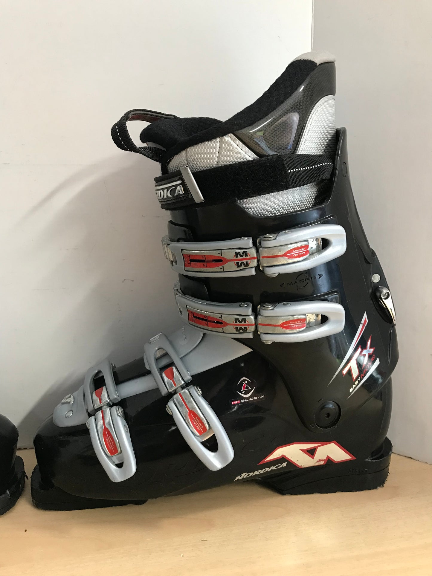 Ski Boots Mondo Size 27.5  Men's Size 9.5 Ladies Size 10.5 325 mm Nordica Move Black Red Grey Excellent