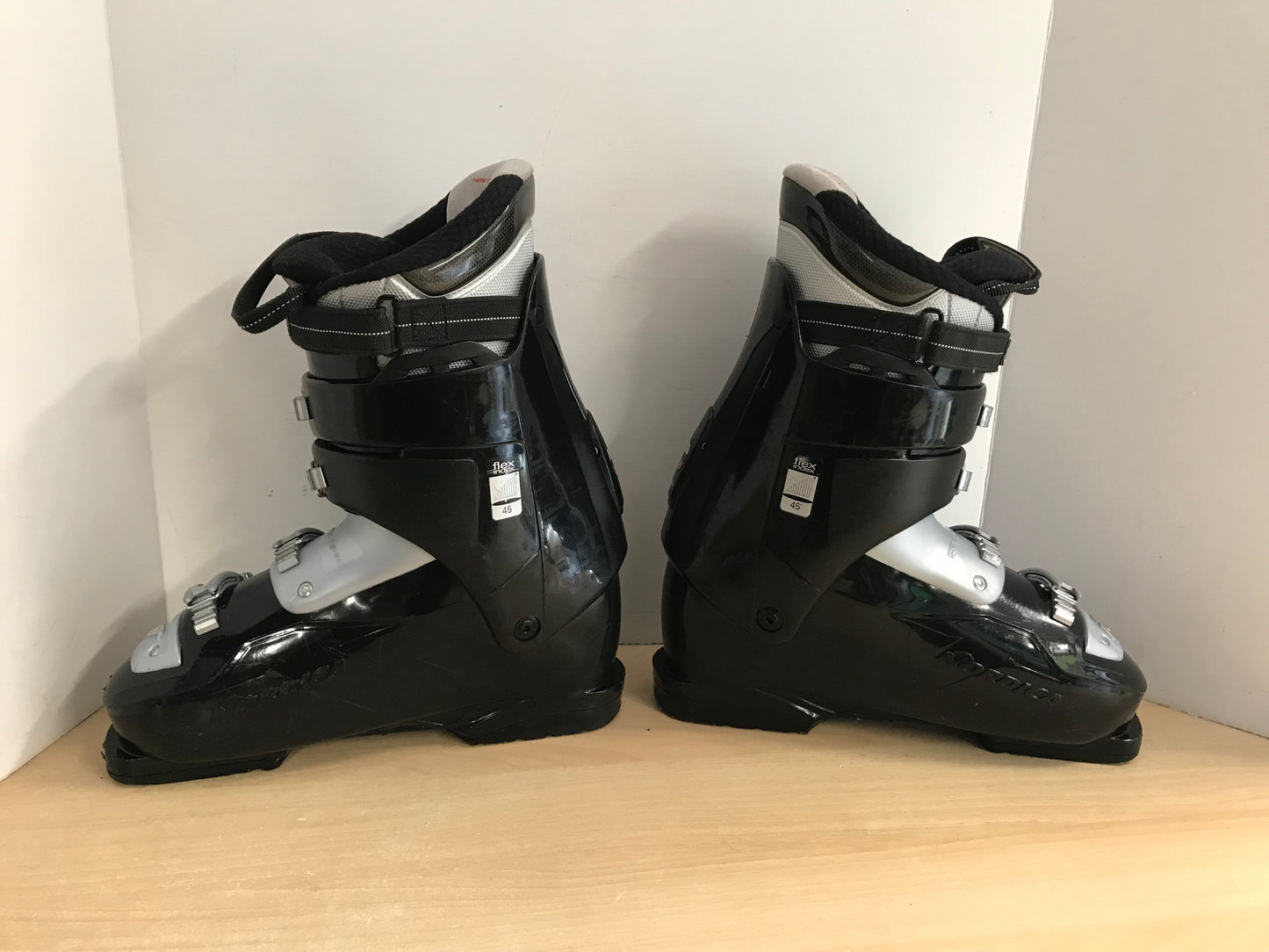 Ski Boots Mondo Size 27.5  Men's Size 9.5 Ladies Size 10.5 325 mm Nordica Move Black Red Grey Excellent