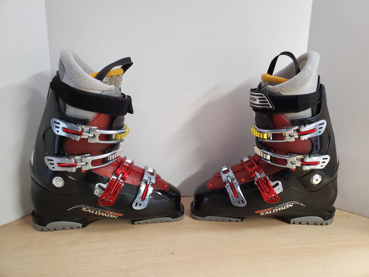 Ski Boots Mondo Size 28.0 Men's Size 10  329 mm Salomon Custom Fit Black Red New Demo Model