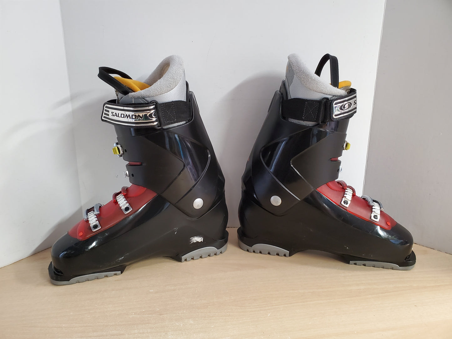 Ski Boots Mondo Size 28.0 Men's Size 10  329 mm Salomon Custom Fit Black Red New Demo Model