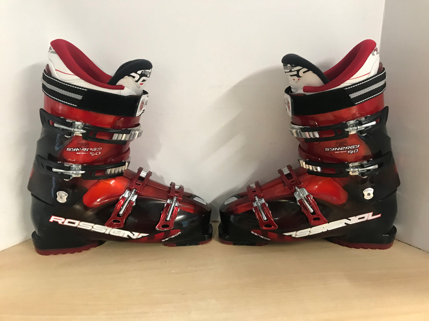 Ski Boots Mondo Size 28.5 Men's Size 10.5 Shoe Size 330 mm Rossignol Sensor Red Black White New Demo Model
