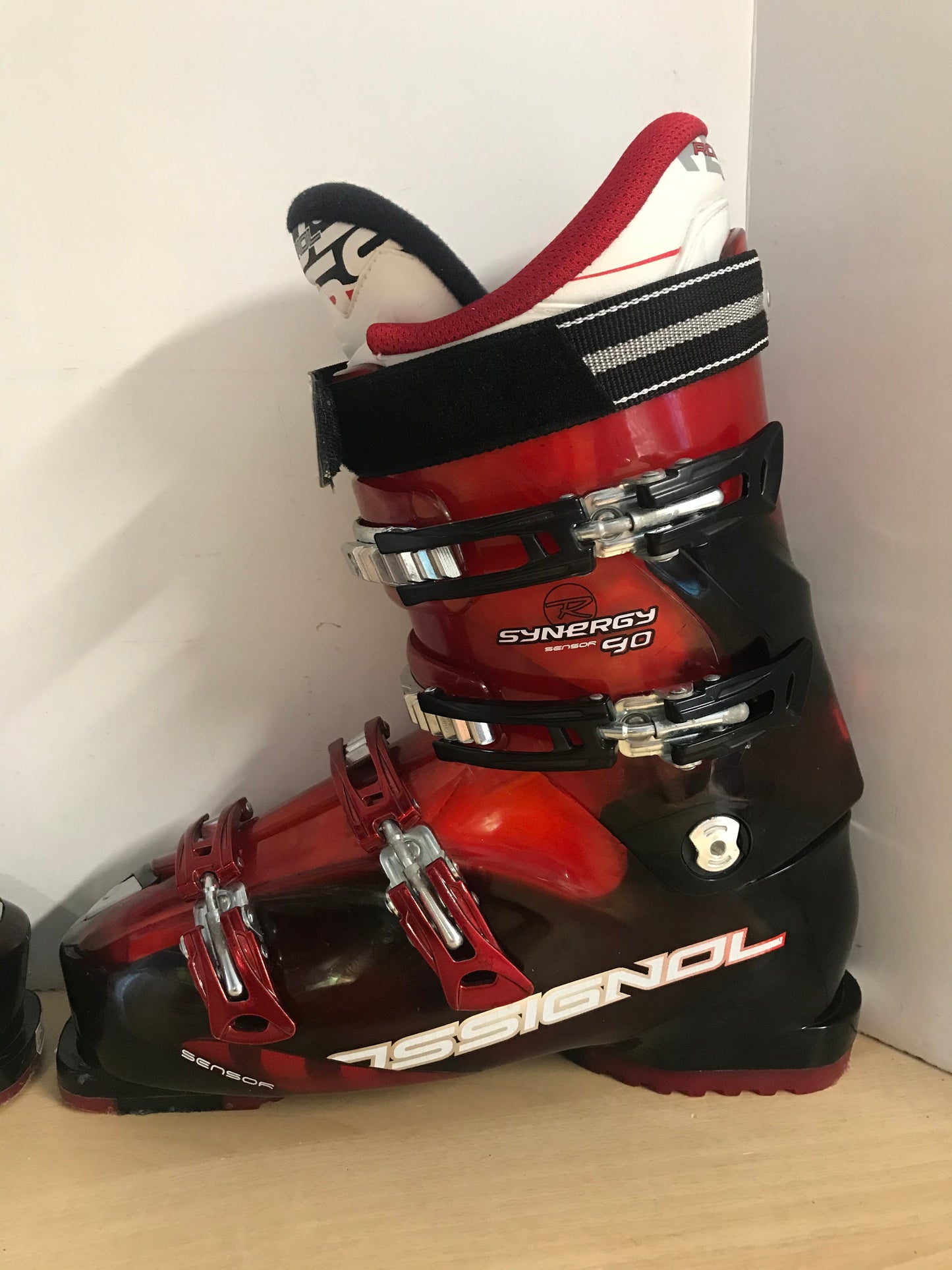 Ski Boots Mondo Size 28.5 Men's Size 10.5 Shoe Size 330 mm Rossignol Sensor Red Black White New Demo Model
