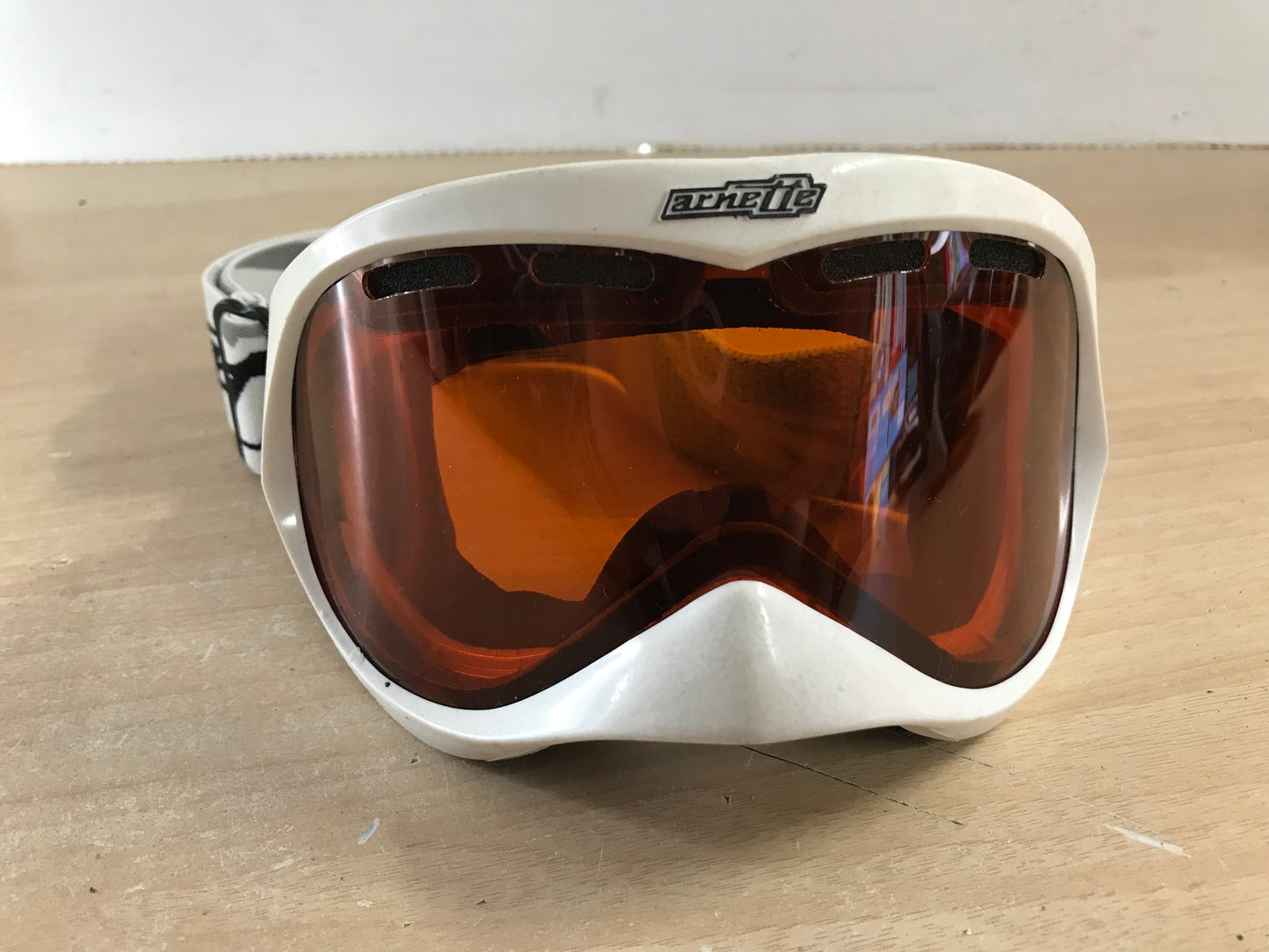 Ski Goggles Adult Size  Medium Arnette White With Orange Lenses