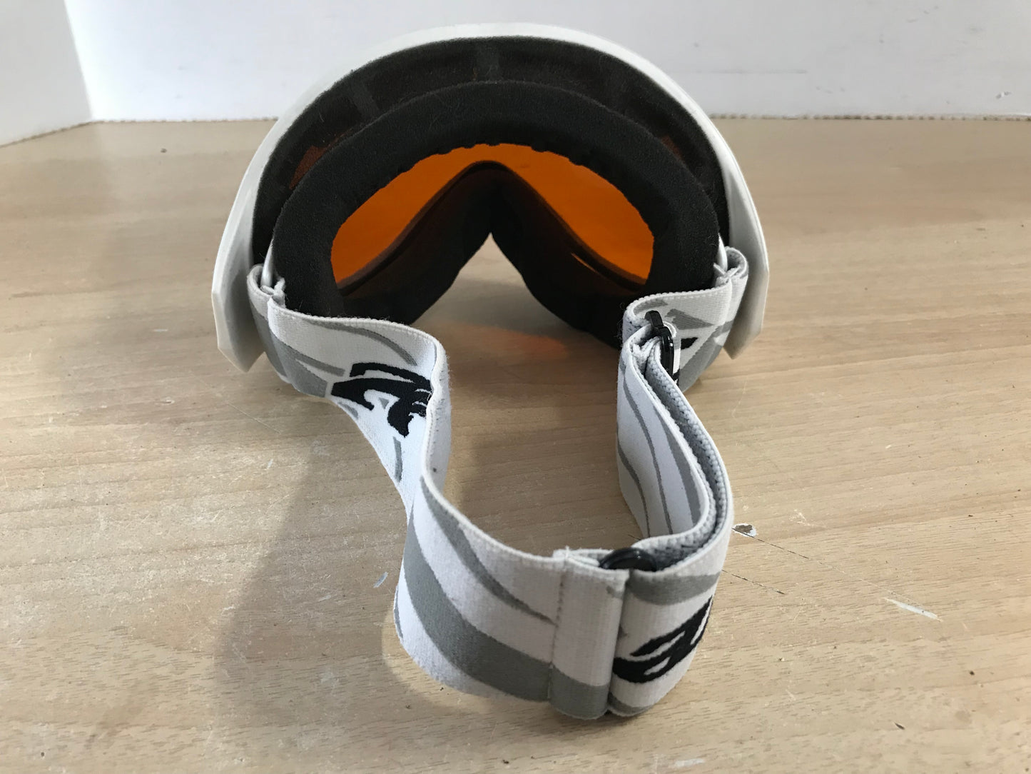Ski Goggles Adult Size  Medium Arnette White With Orange Lenses
