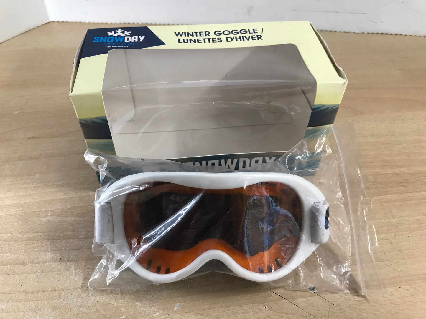 Ski Goggles Child Size  4-6 Snow Day White With Orange Lenses New In Box