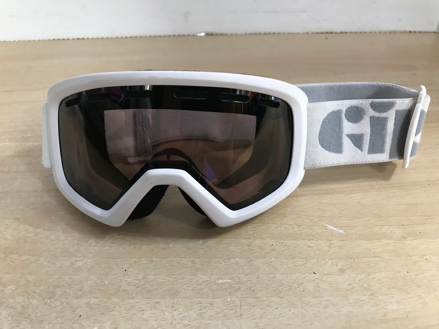 Ski Goggles Child Size 5-8 Gordini White and Black  Excellent