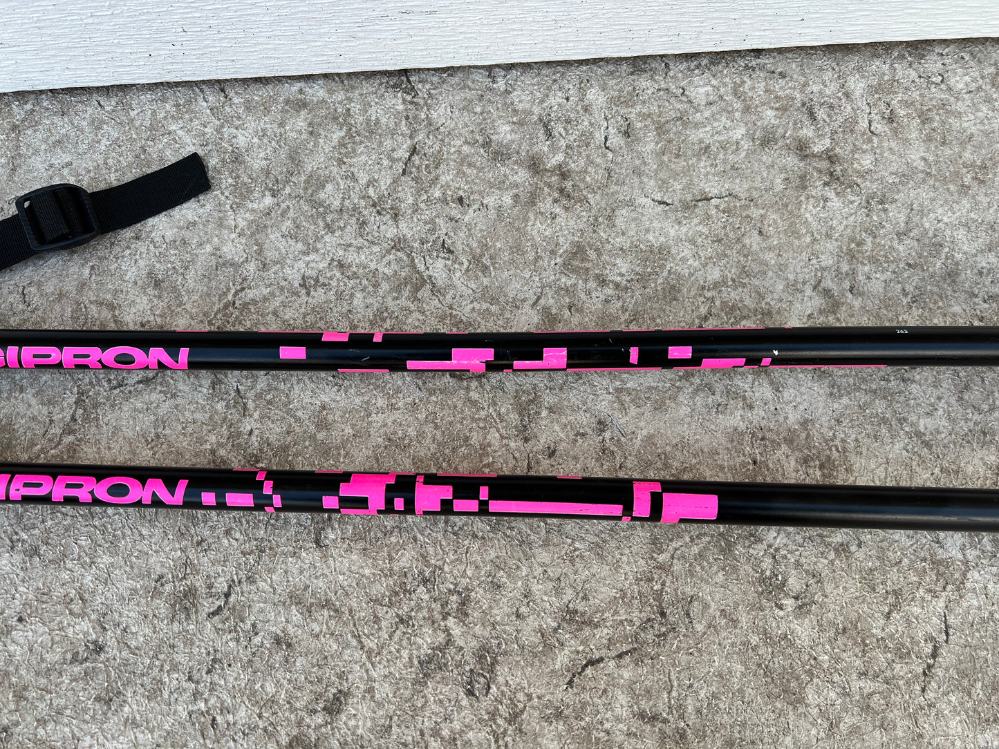 Ski Poles Adult Size 45 inch 115 cm Gipron Black Pink Excellent