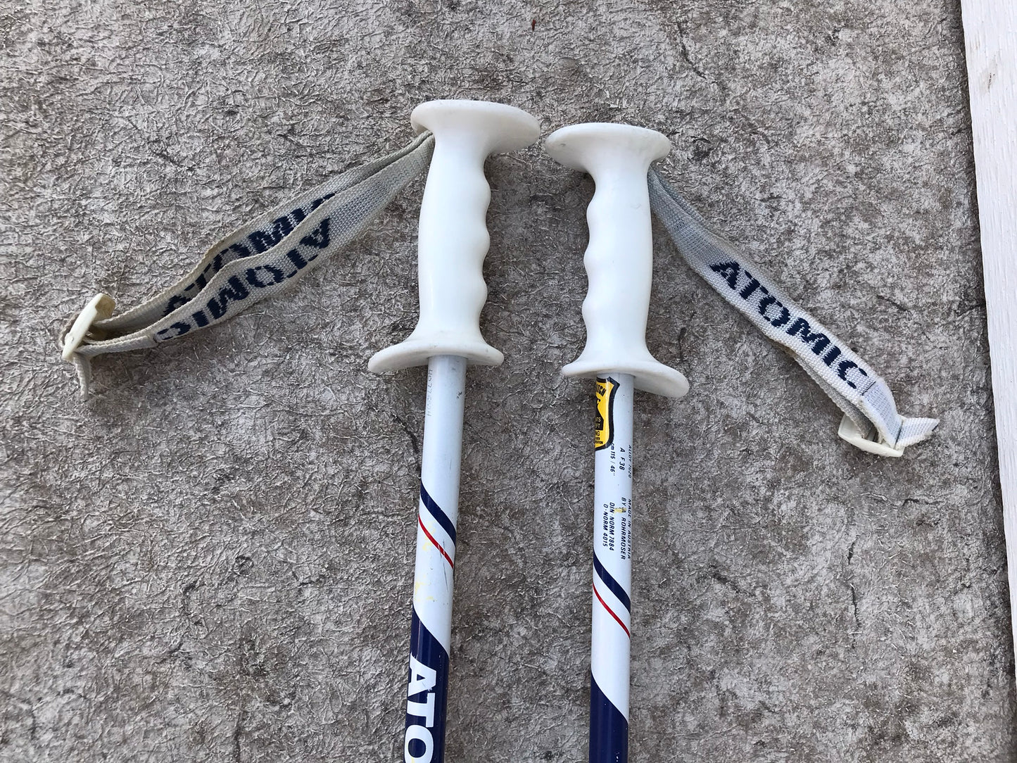 Ski Poles Adult Size 46 inch 115 cm Atomic White Blue