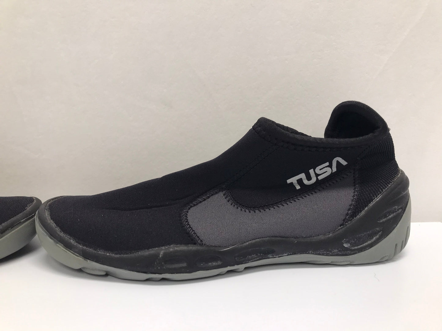 Snorkel Booties Ladies Size 7  2 mm Neoprene Tusa Paddle Kayak Surf Black Grey