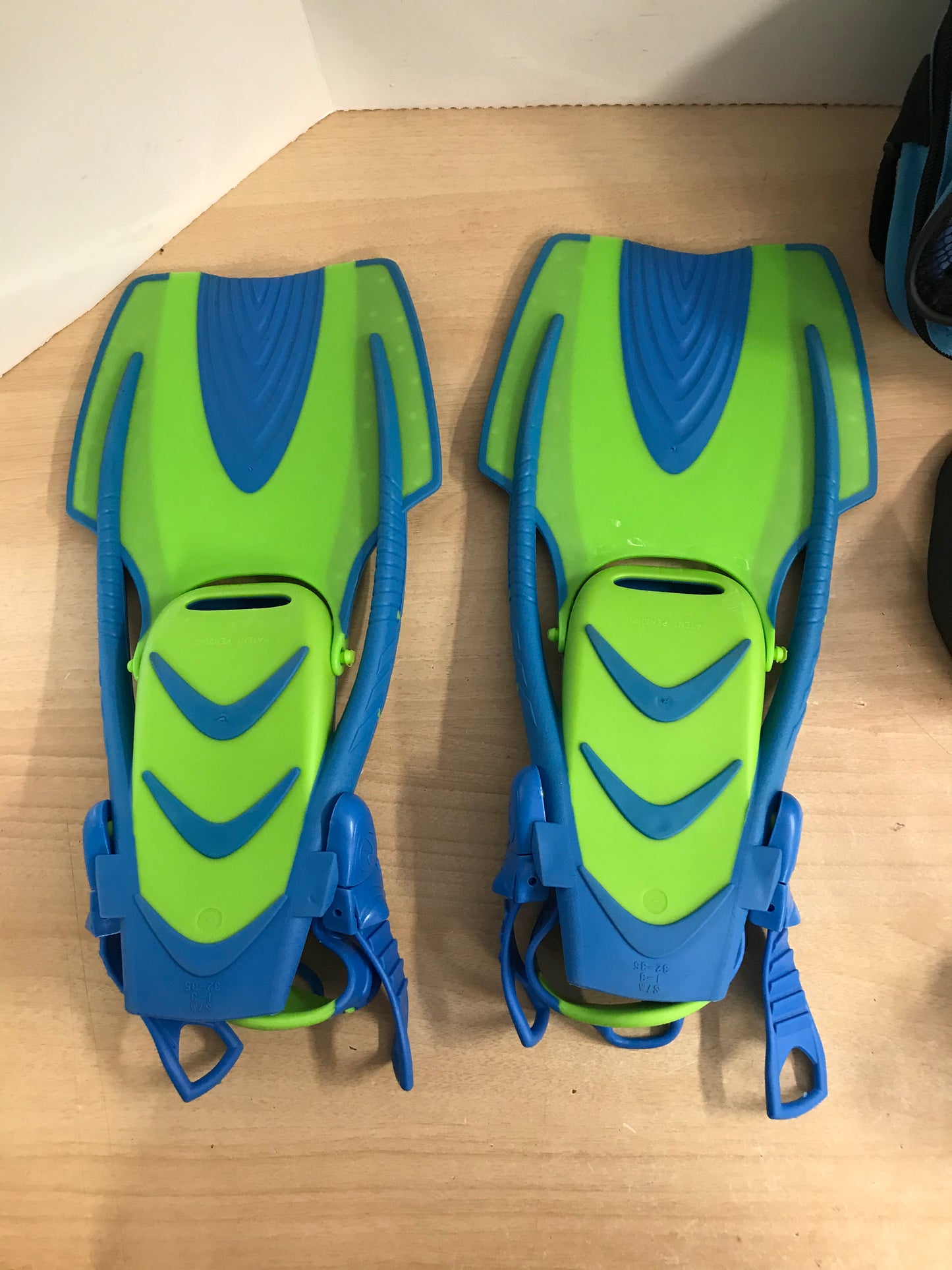 Snorkel Dive Fins Child Shoe Size 1-3 Aqua Lung Blue Lime New In Package