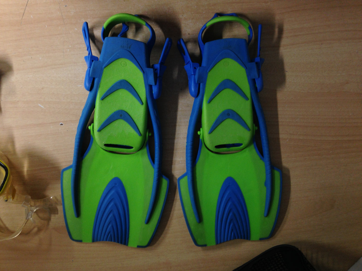 Snorkel Dive Fins Child Shoe Size 1-3 Aqua Lung Blue Lime Some Wear