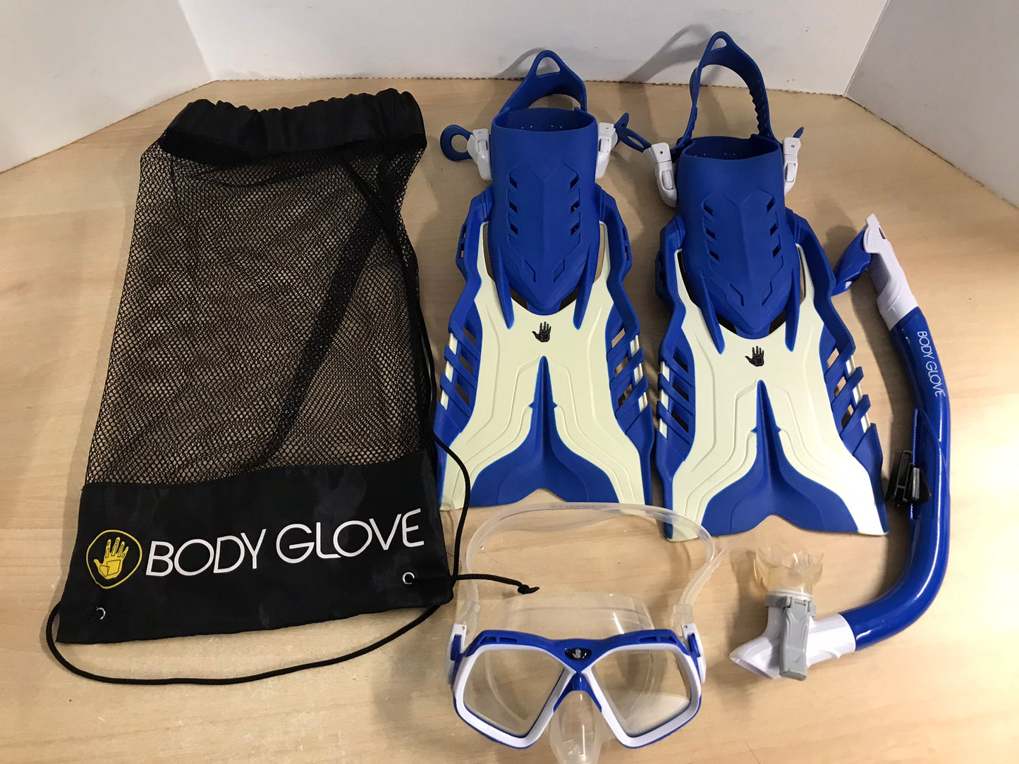 Snorkel Dive Fins Child Size 1-4 Body Glove Blue Cream As new