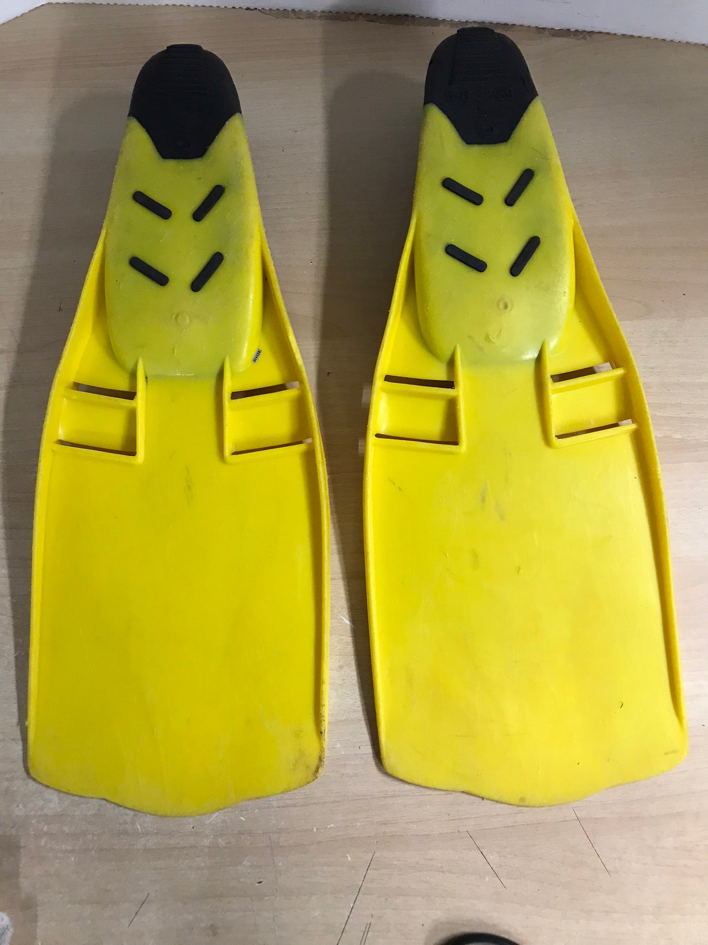 Snorkel Dive Fins Child Size 5-6 Youth U.S. Divers Yellow Black Excellent