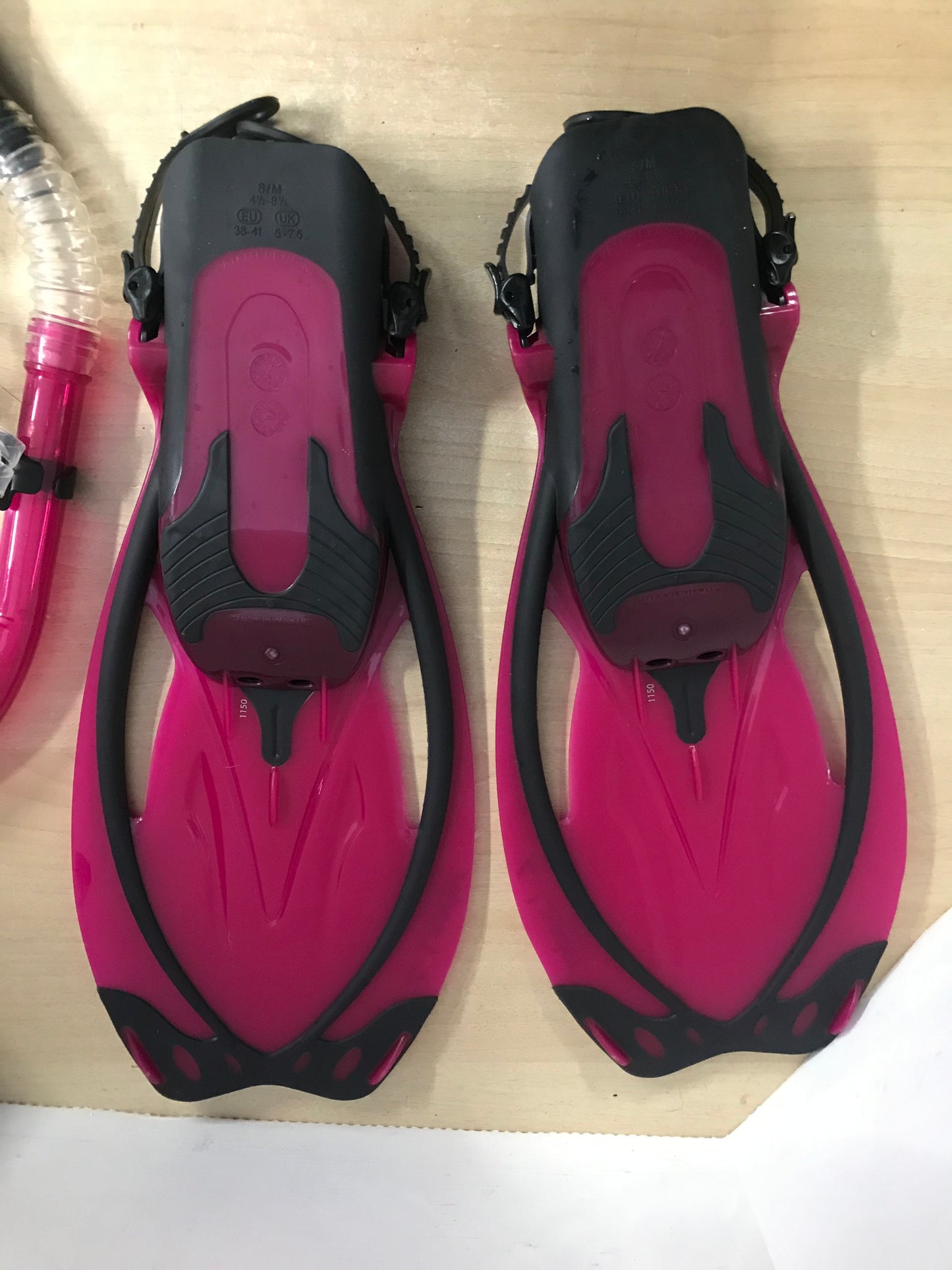 Snorkel Dive Fins Ladies Shoe Size 4.5-8.5 Leader Raspberry and Grey Excellent