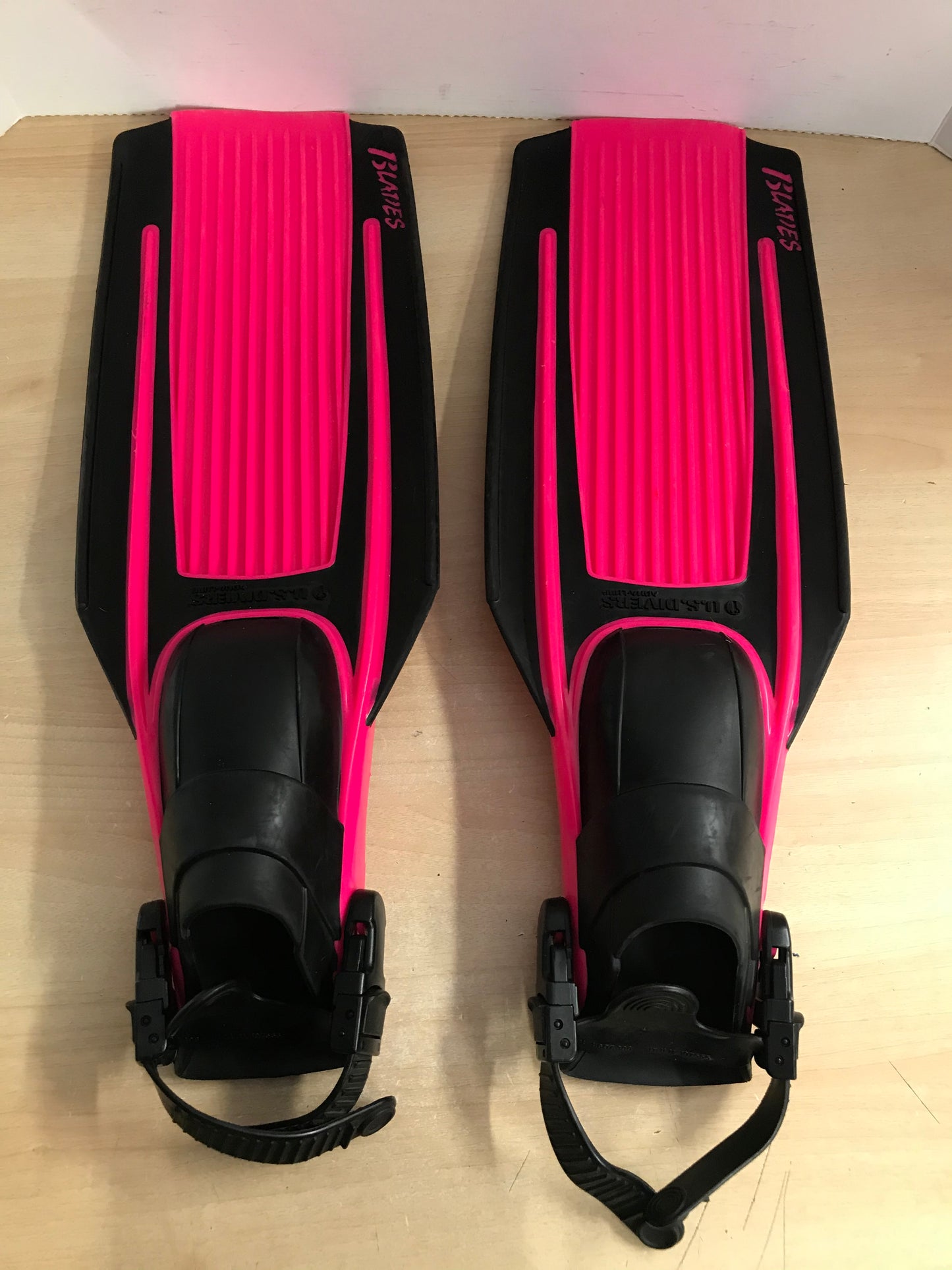 Snorkel Dive Fins Ladies Size 5-7 Small Shoe U.S. Divers Blades Black Hot Pink