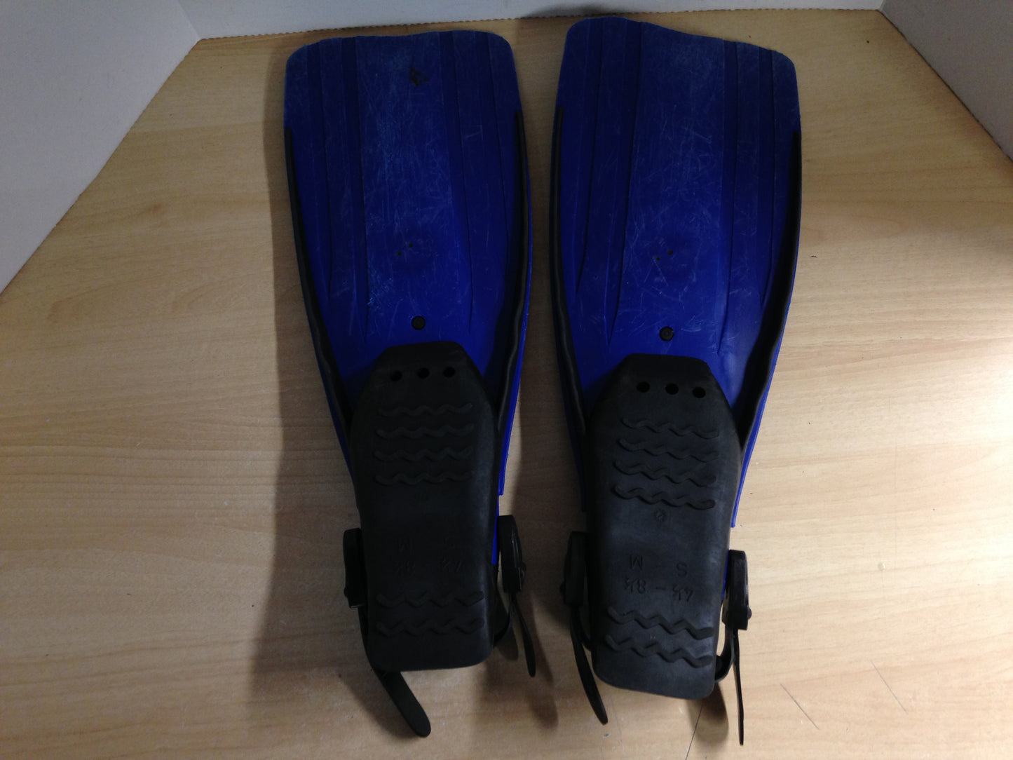 Snorkel Dive Fins  Men's Shoe Size 4.5-8.5 US Divers Blue Black Some Wear and Scratches