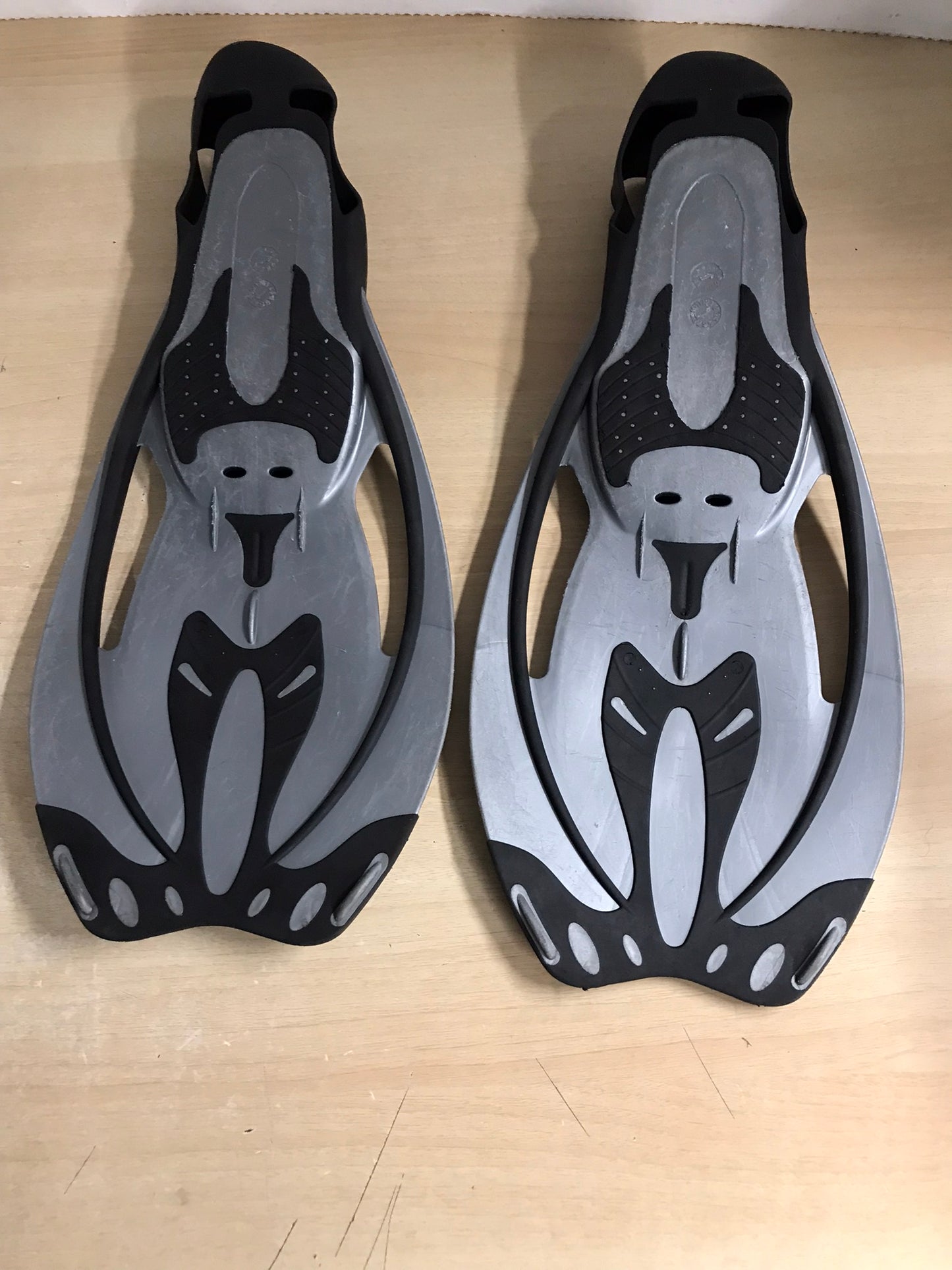 Snorkel Dive Fins Men's Shoe Size 8.5-10.5Body Glove Black Grey Some Scratches on Back