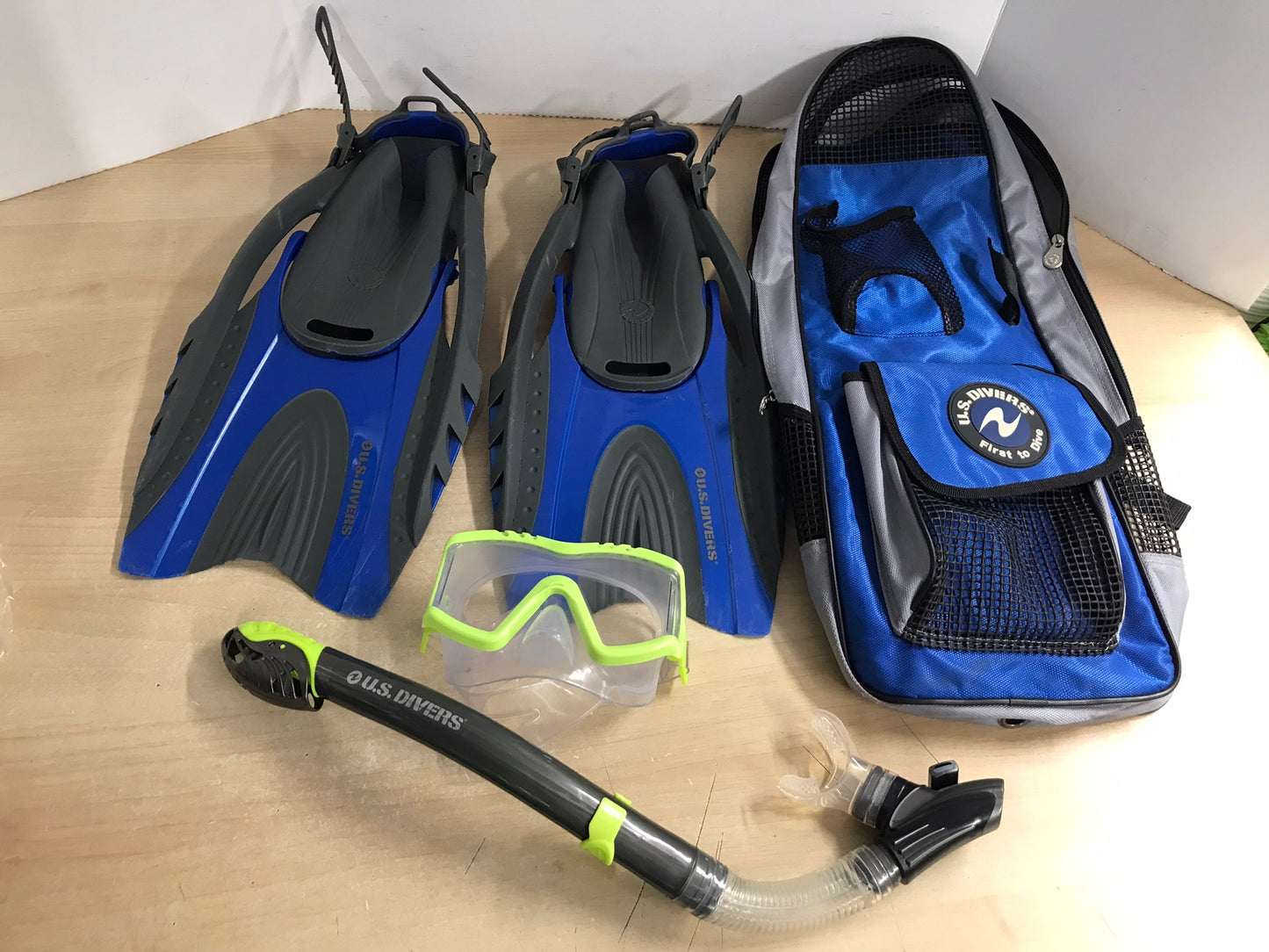 Snorkel Dive Fins Men's Shoe Size 9-13 Ladies 10-14  U.S. Divers Blue Lime Some Scratches on Fin Bottoms