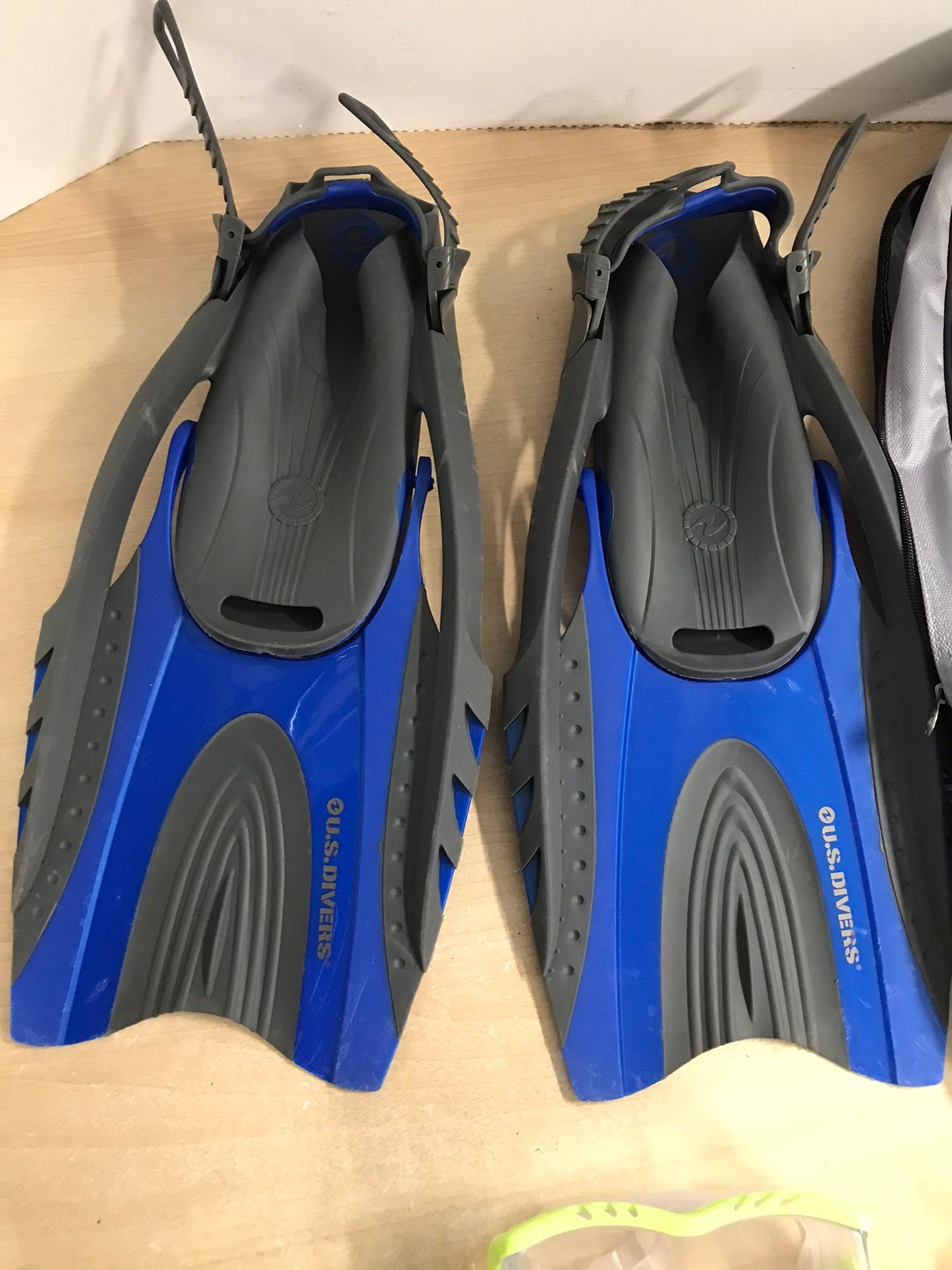 Snorkel Dive Fins Men's Shoe Size 9-13 Ladies 10-14  U.S. Divers Blue Lime Some Scratches on Fin Bottoms