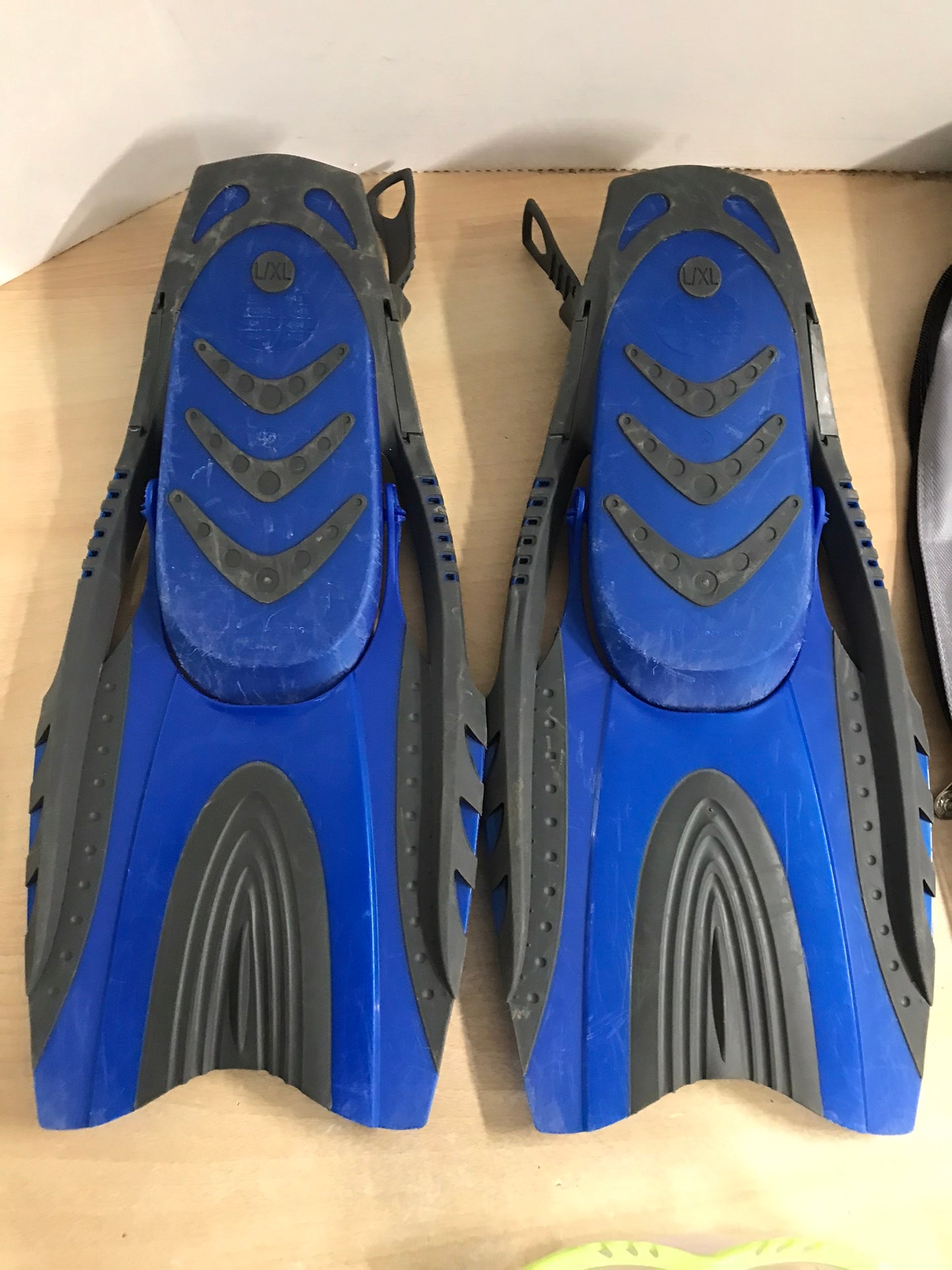 Snorkel Dive Fins Men's Shoe Size 9-13 Ladies 10-14  U.S. Divers Blue Lime Some Scratches on Fin Bottoms