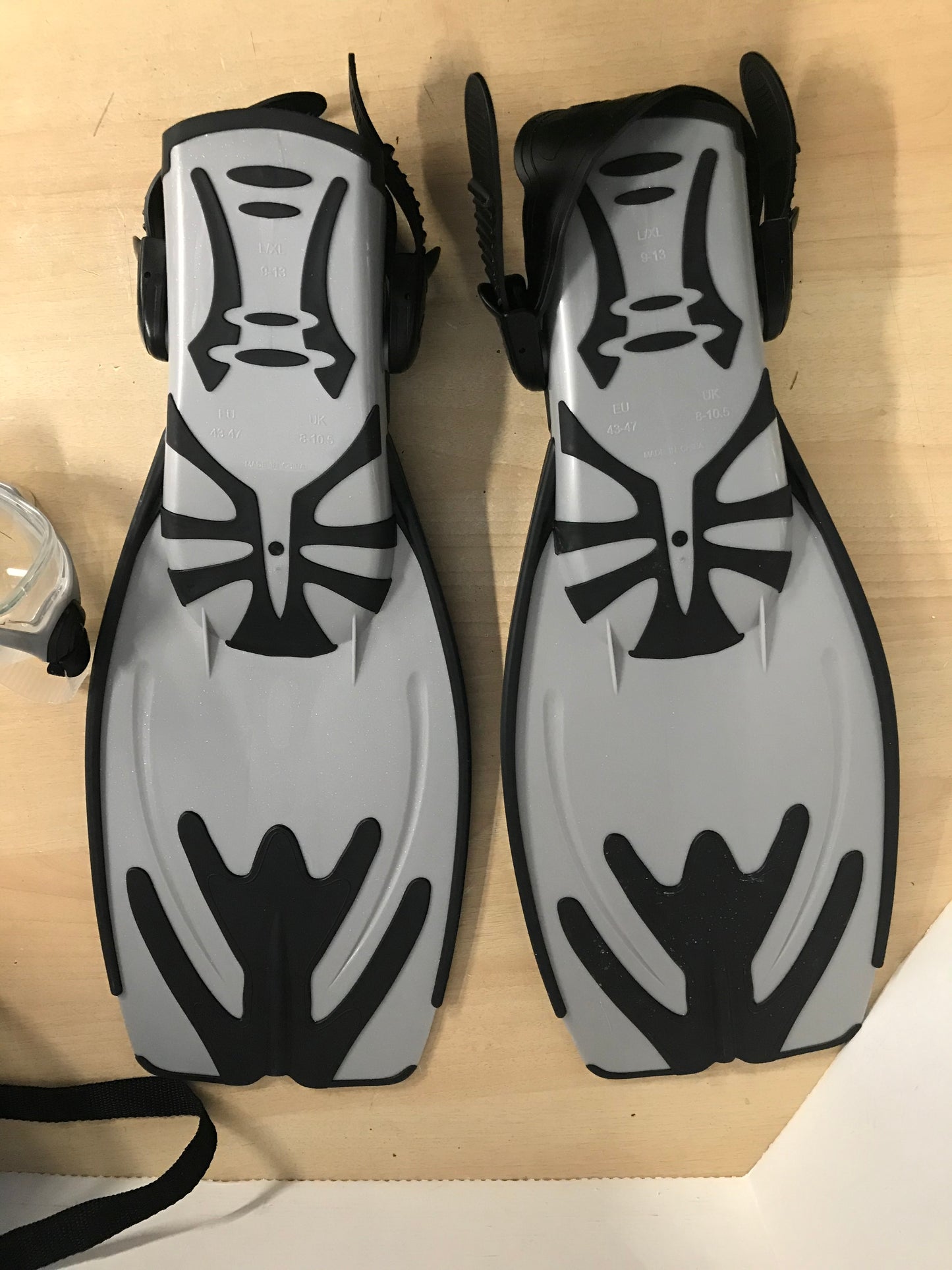 Snorkel Dive Fins Men's Shoe Size 9-13 Leader White and Grey Excellent