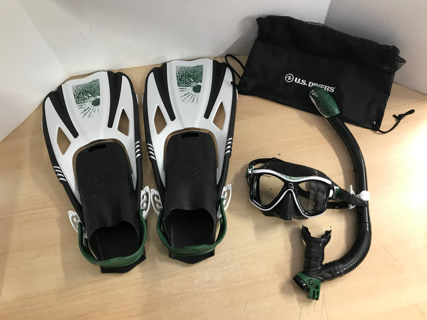 Snorkel Dive Fins Men's Shoe Size 9-13 U.S. Divers Hunter Green White Black New Demo Model