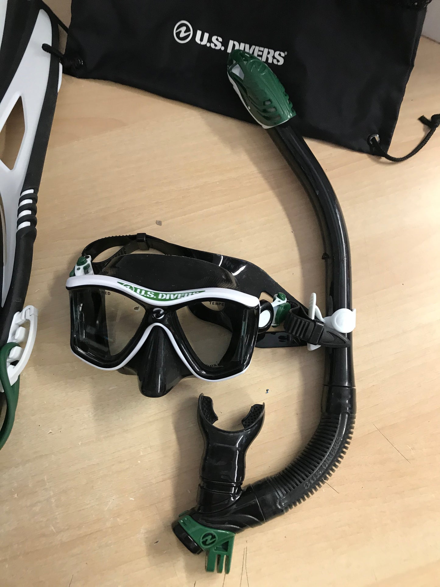 Snorkel Dive Fins Men's Shoe Size 9-13 U.S. Divers Hunter Green White Black New Demo Model