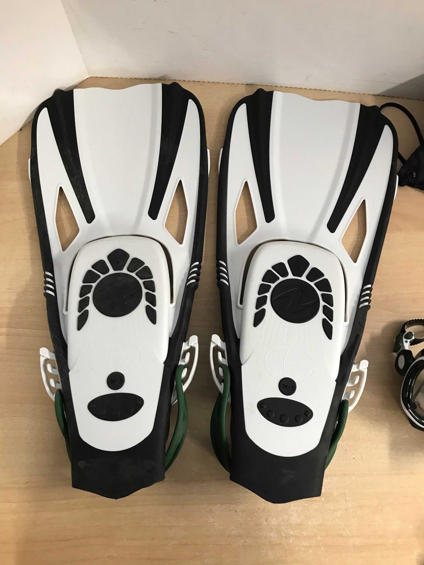 Snorkel Dive Fins Men's Shoe Size 9-13 U.S. Divers Hunter Green White Black New Demo Model