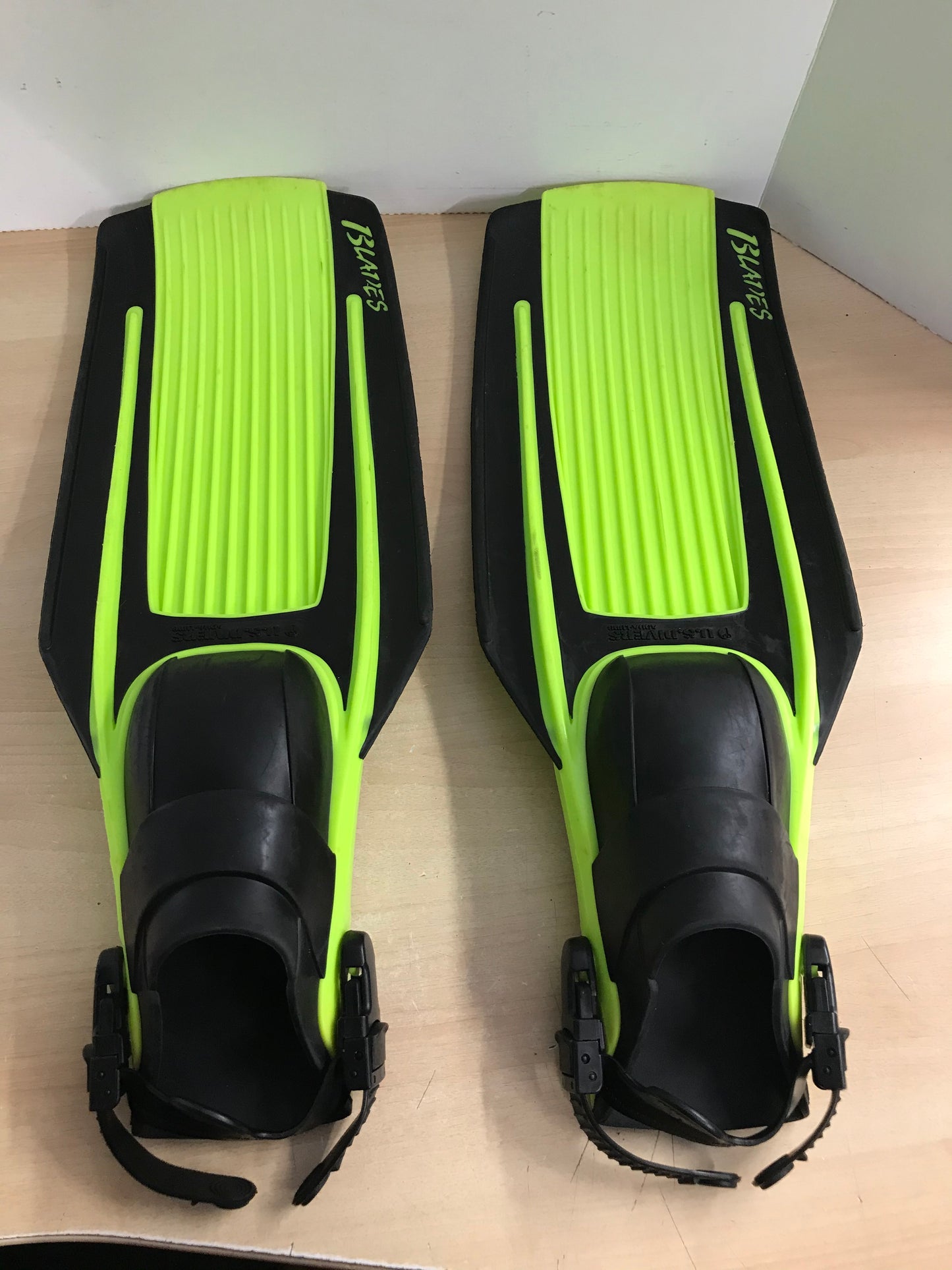 Snorkel Dive Fins Men's Size 11-13 X LARGE Shoe U.S. Divers Blades Black Lime