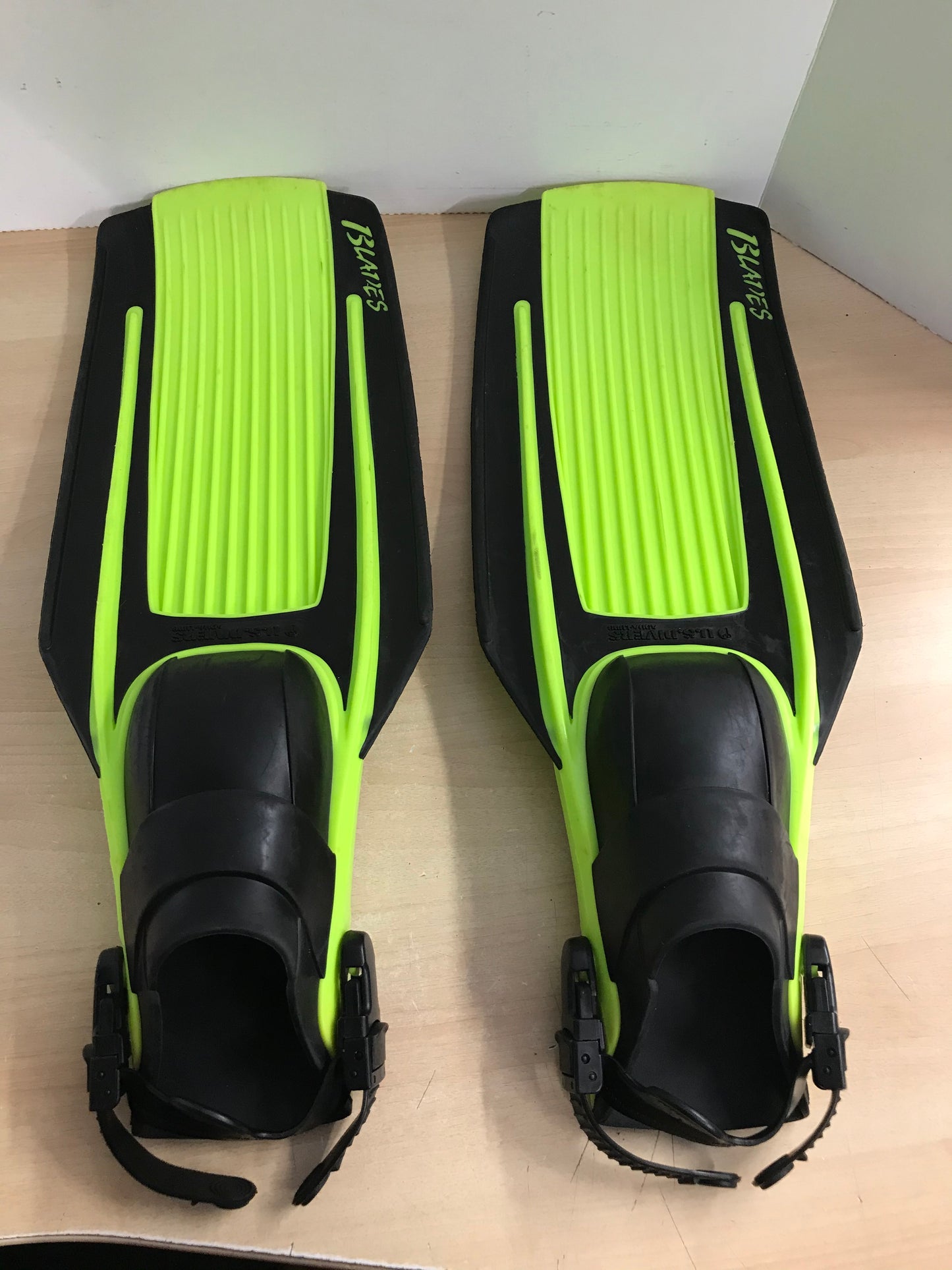Snorkel Dive Fins Men's Size 11-13 X LARGE Shoe U.S. Divers Blades Black Lime
