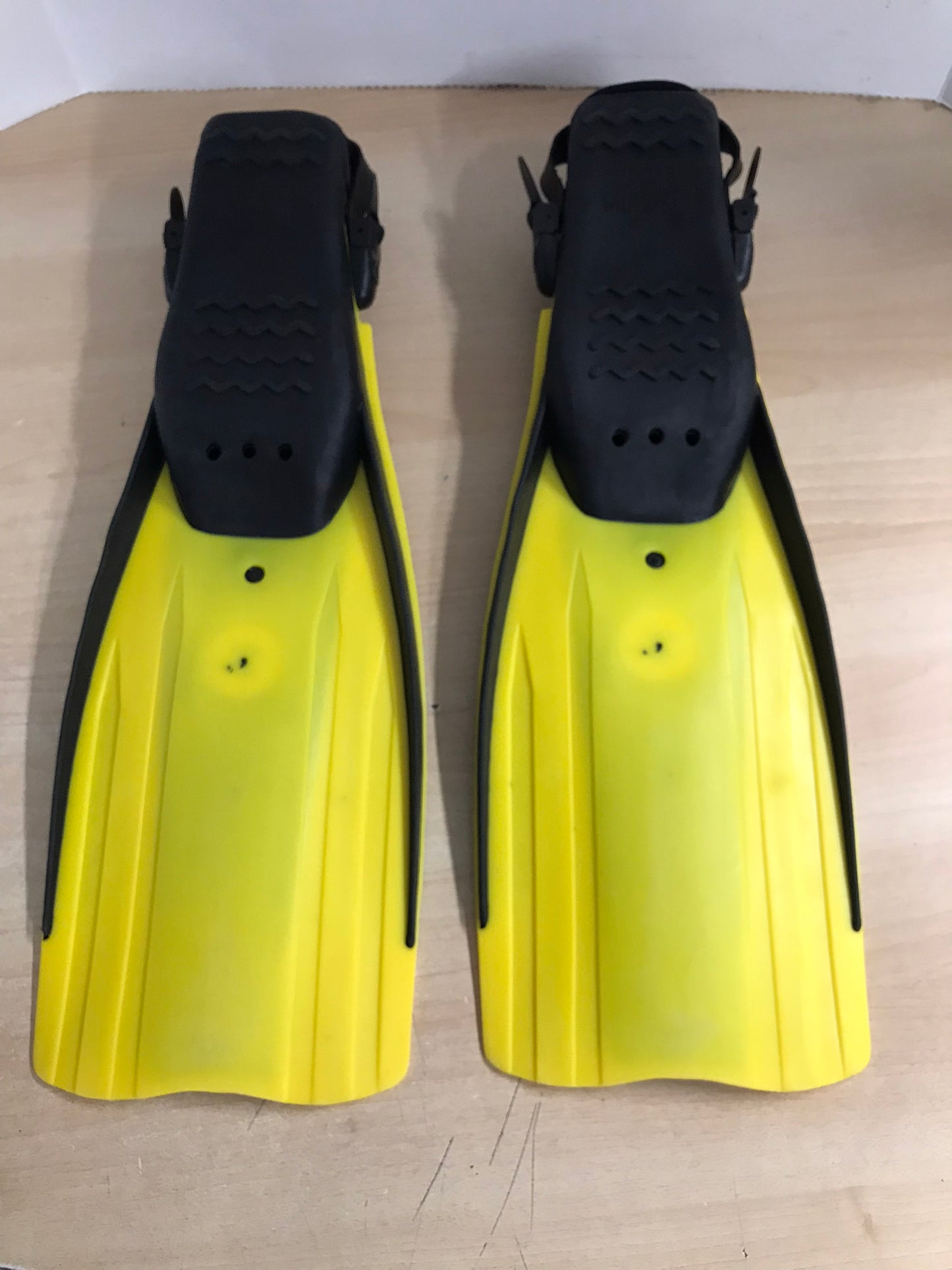 Snorkel Dive Fins Men's Size 9-13 U.S. Divers Yellow Black As New Excellent