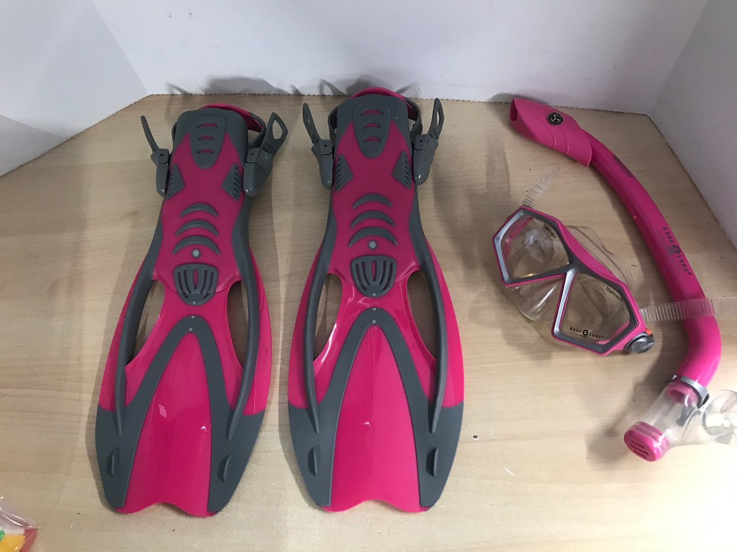 Snorkel Dive Fins Set Child Size 3-6 Shoe Size Youth Aqua Lung Pink and  Grey As New
