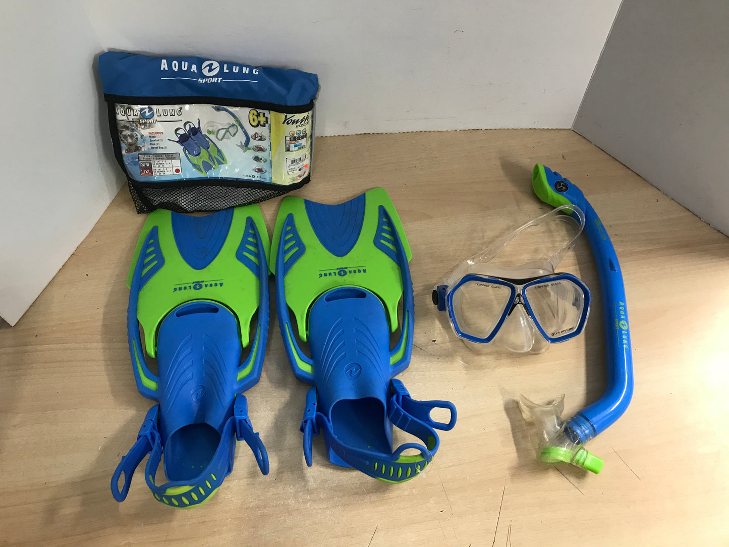 Snorkel Dive Fins Set Ladies Shoe Size 4.-7 Youth Aqua Lung and Other Blue Lime Excellent