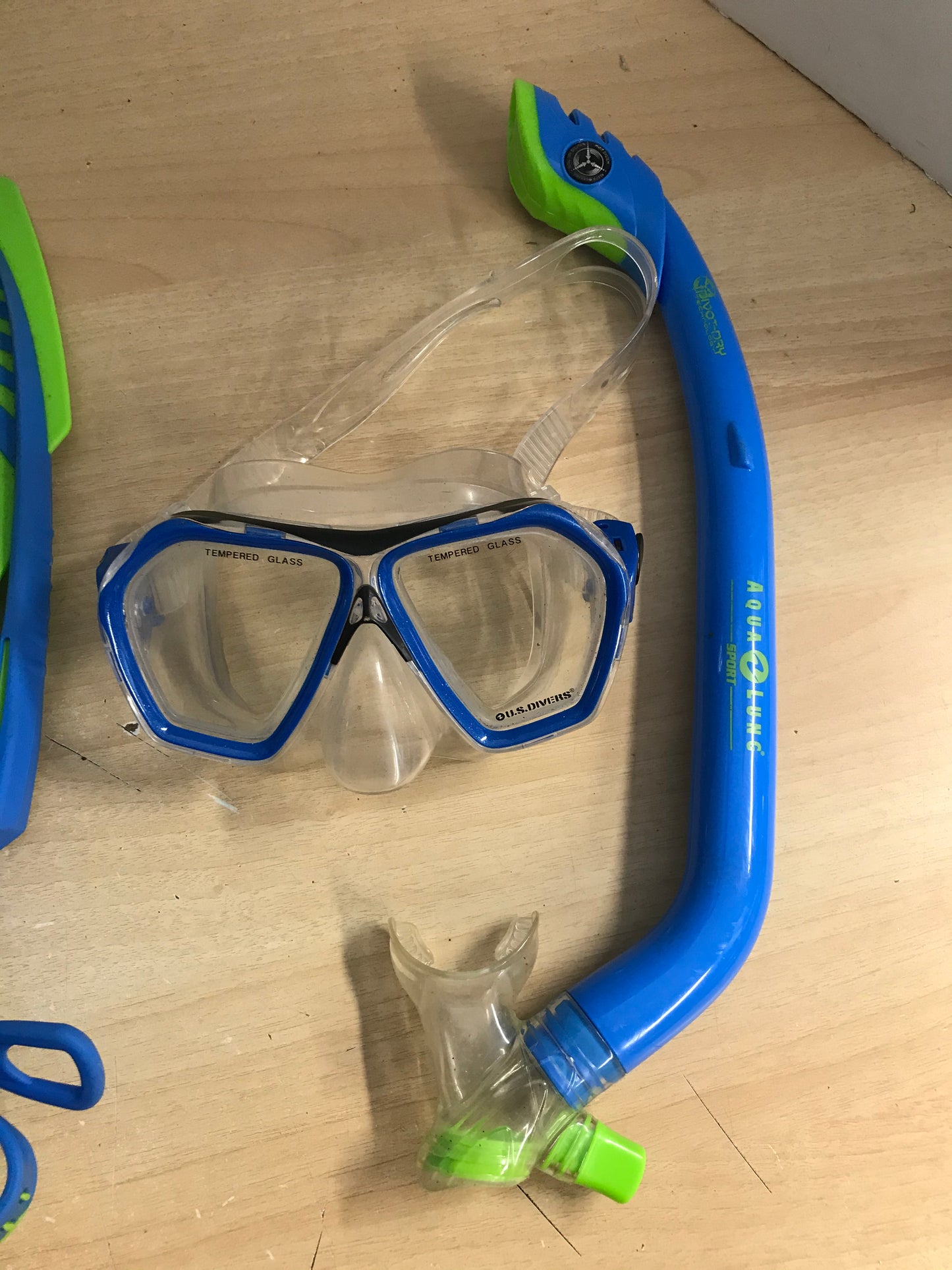 Snorkel Dive Fins Set Ladies Shoe Size 4.-7 Youth Aqua Lung and Other Blue Lime Excellent