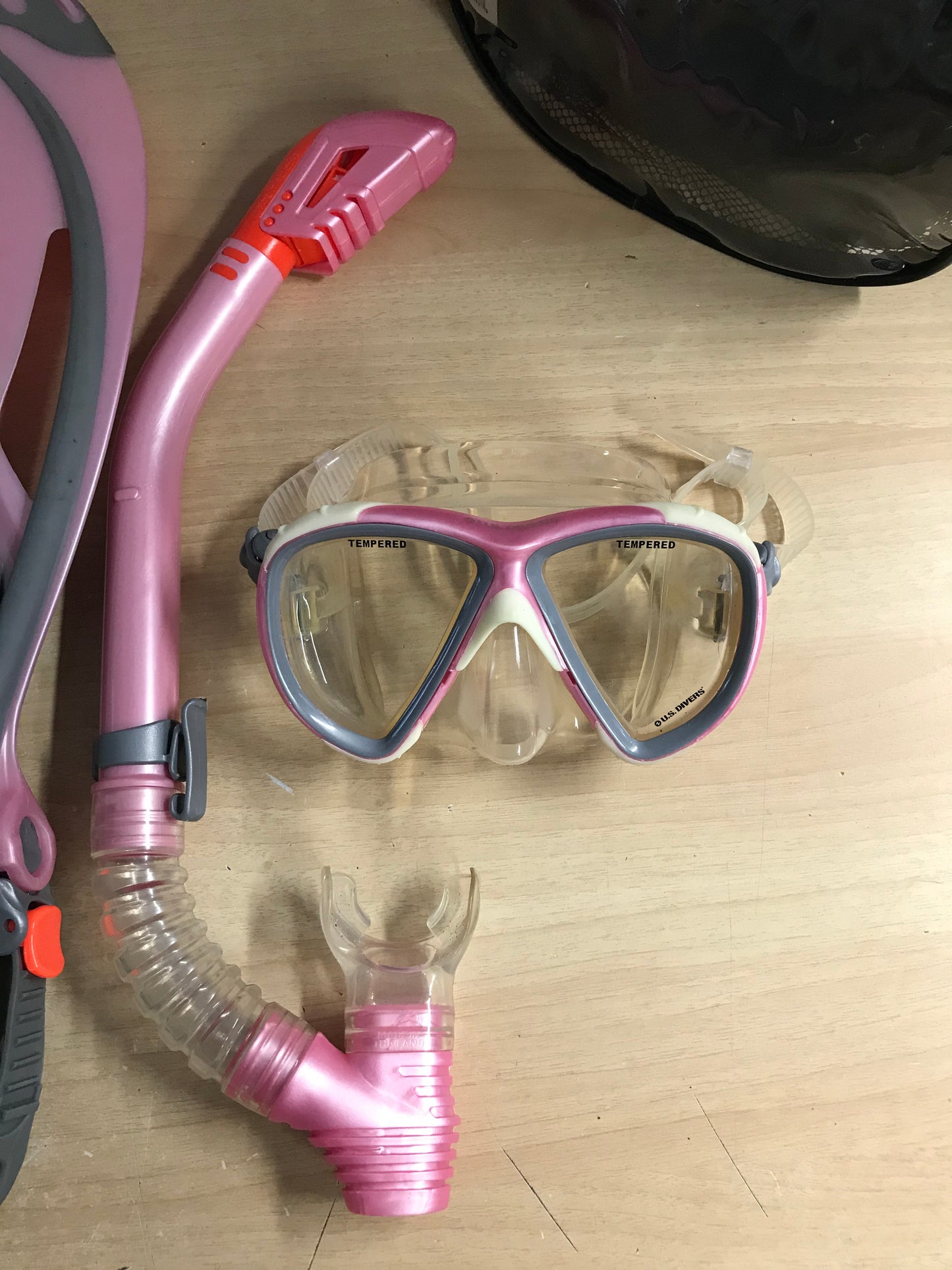 Snorkel Dive Fins Set Ladies Shoe Size 4.5-8.5 US Divers Pink Grey New Demo Model Excellent