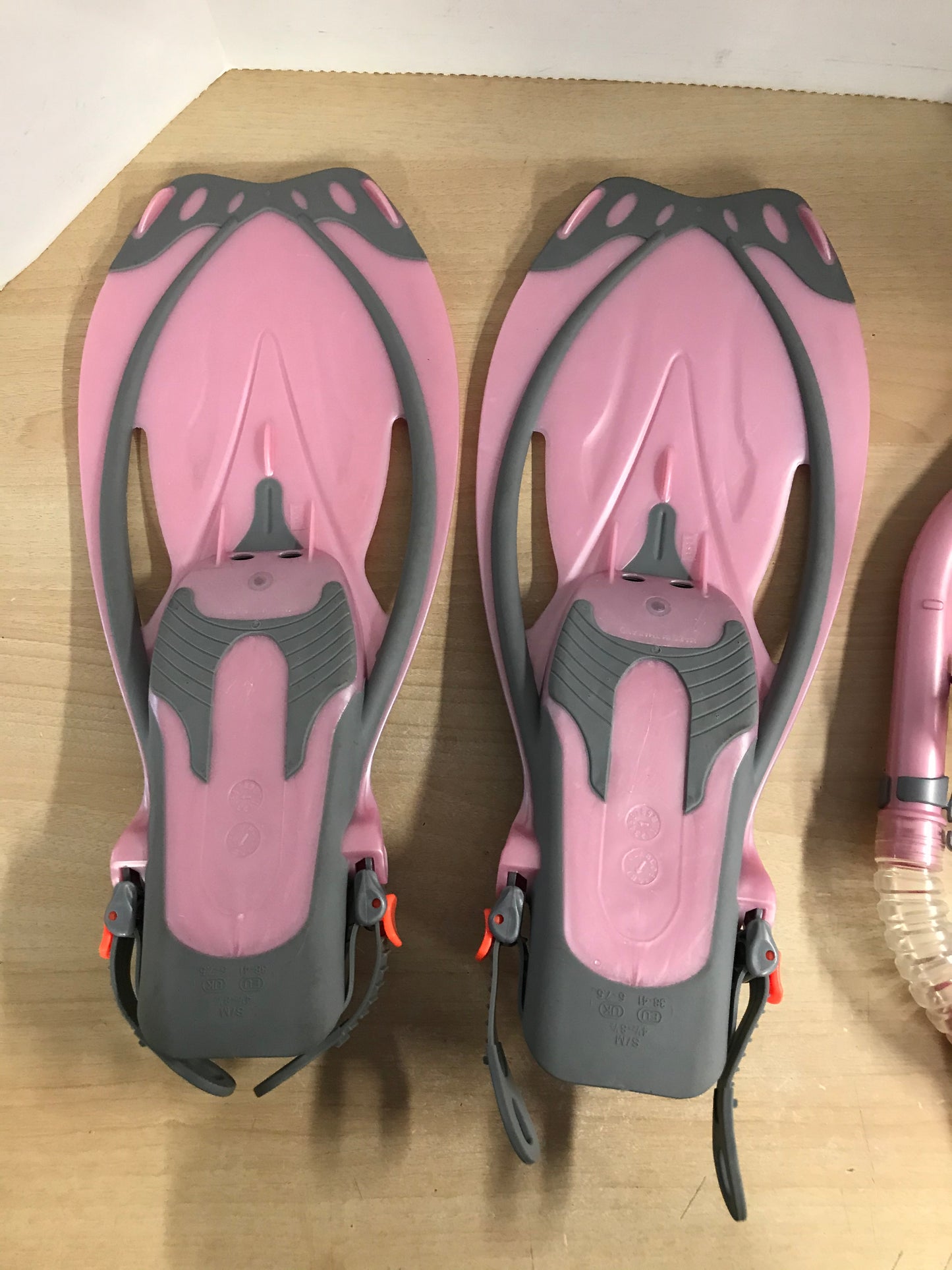 Snorkel Dive Fins Set Ladies Shoe Size 4.5-8.5 US Divers Pink Grey New Demo Model Excellent