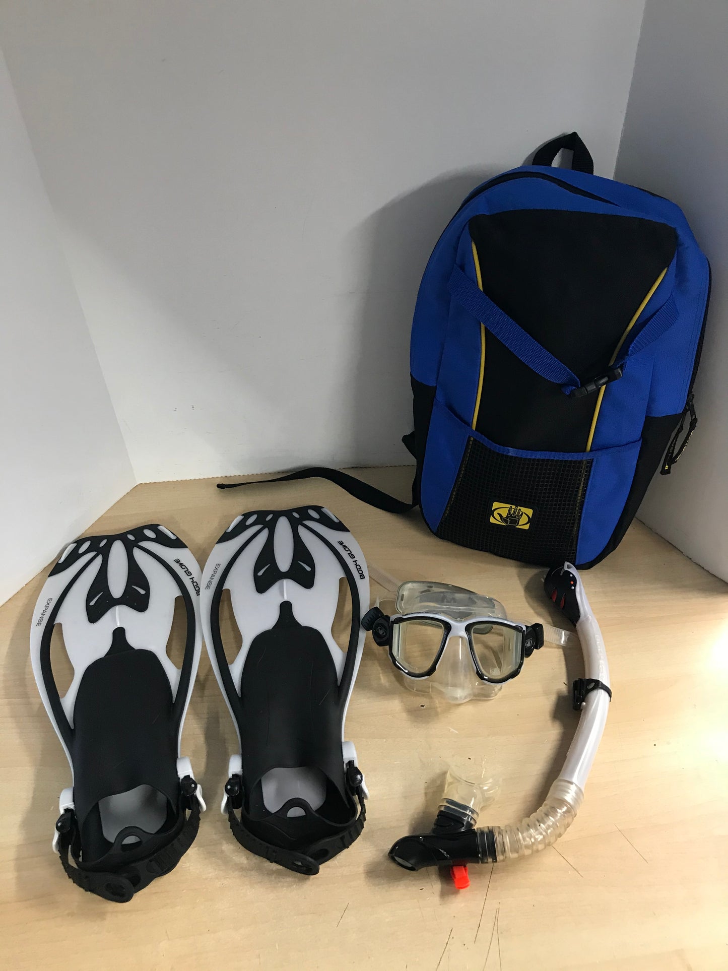 Snorkel Dive Fins Set Ladies Shoe Size 4.5-8 Body Glove White Black Excellent