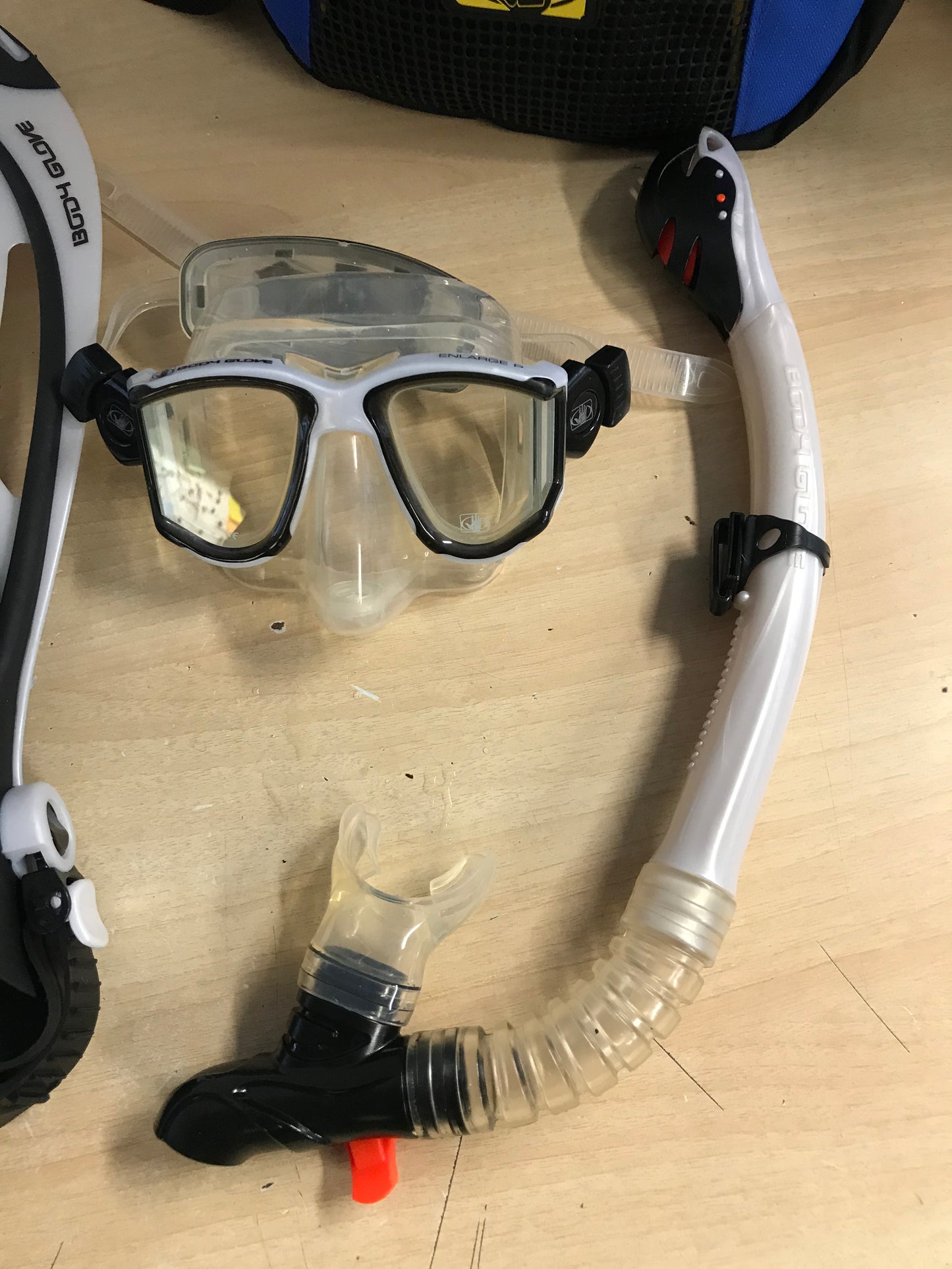 Snorkel Dive Fins Set Ladies Shoe Size 4.5-8 Body Glove White Black Excellent