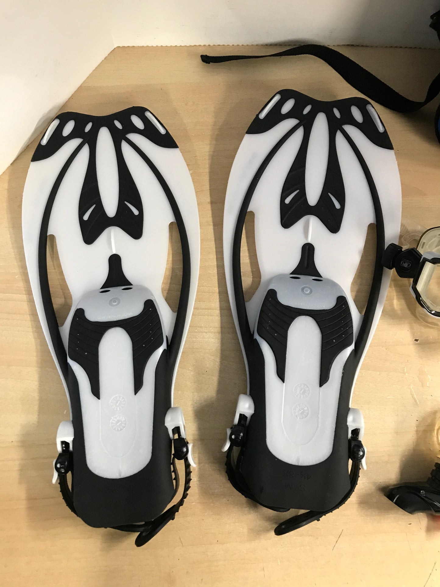 Snorkel Dive Fins Set Ladies Shoe Size 4.5-8 Body Glove White Black Excellent