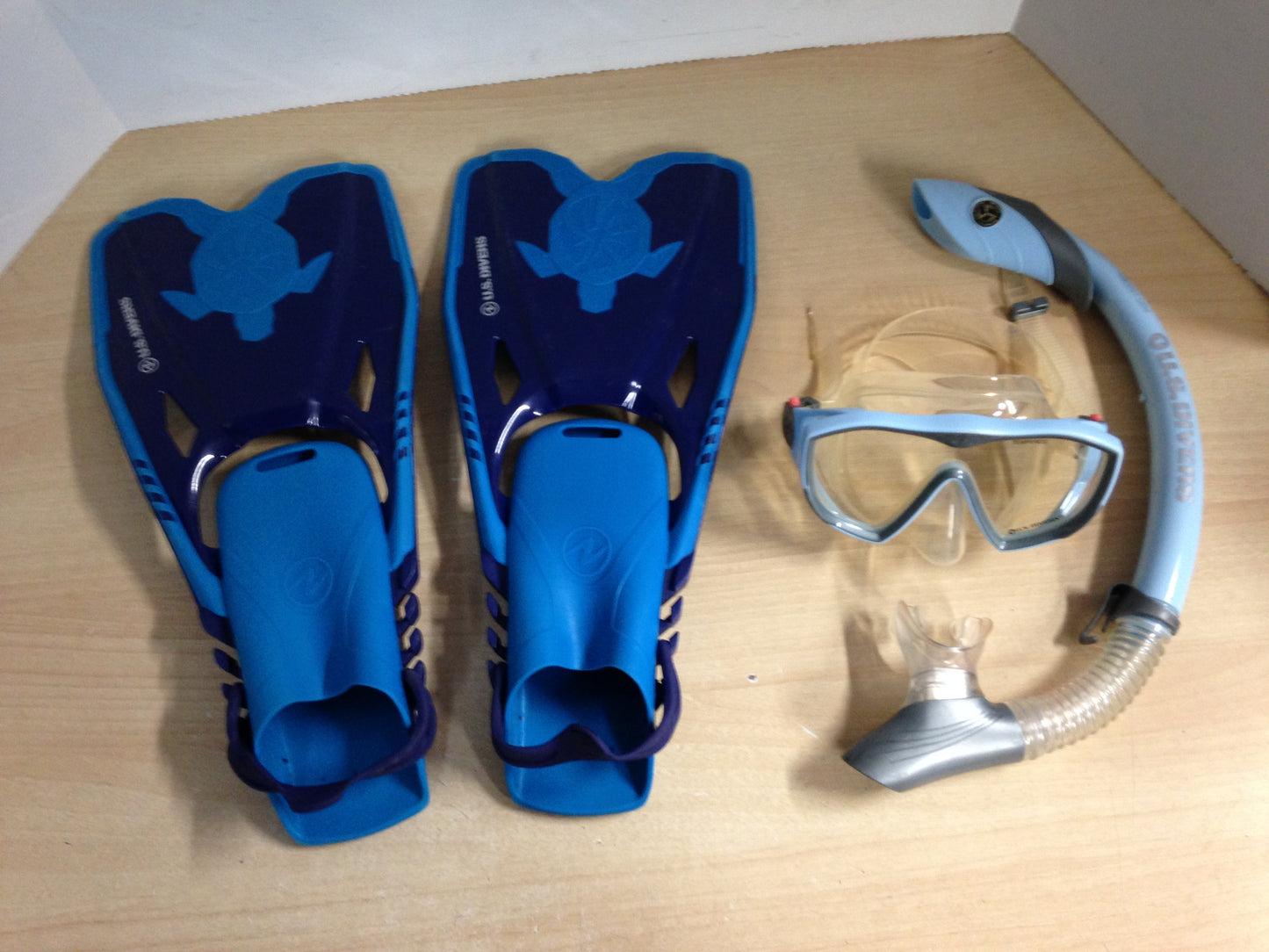 Snorkel Dive Fins Set Ladies Shoe Size 5-8 US Divers Blue
