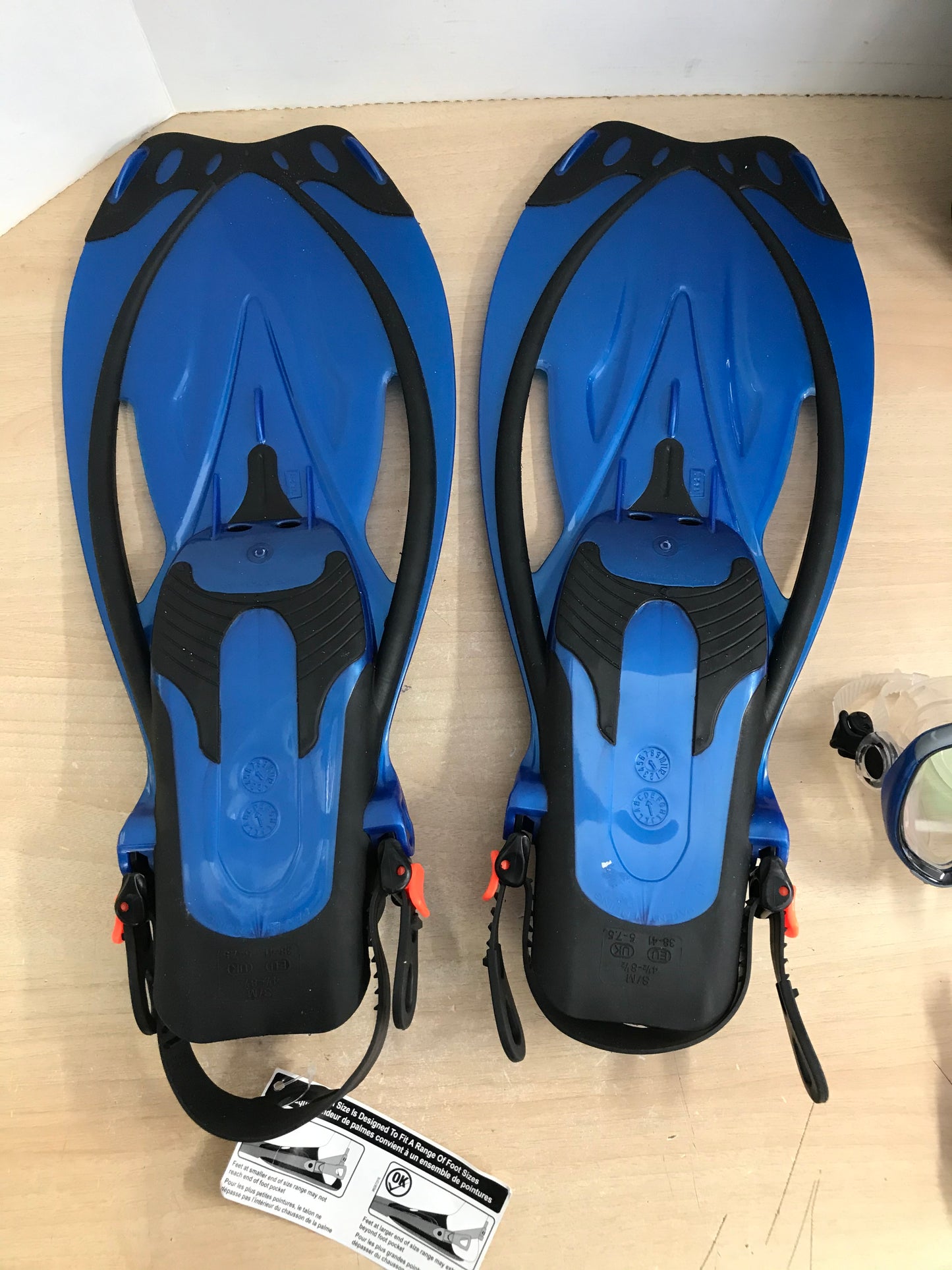 Snorkel Dive Fins Set Men's or Ladies Shoe Size 4.5-8.5 US Divers  Blue NEW IN BAG