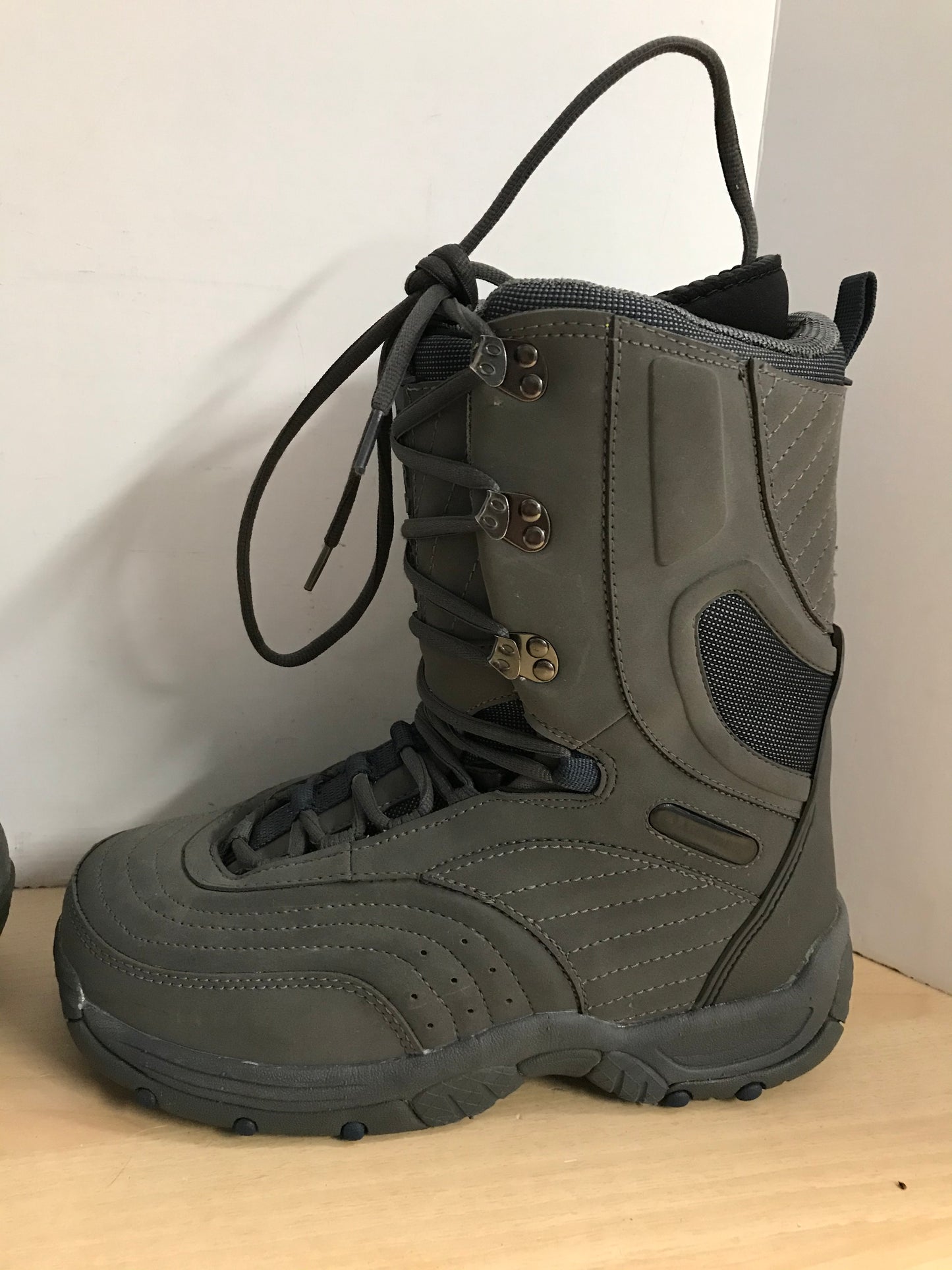 Snowboarding Boots Men's Size 9 Airwalks Grey With Excellent