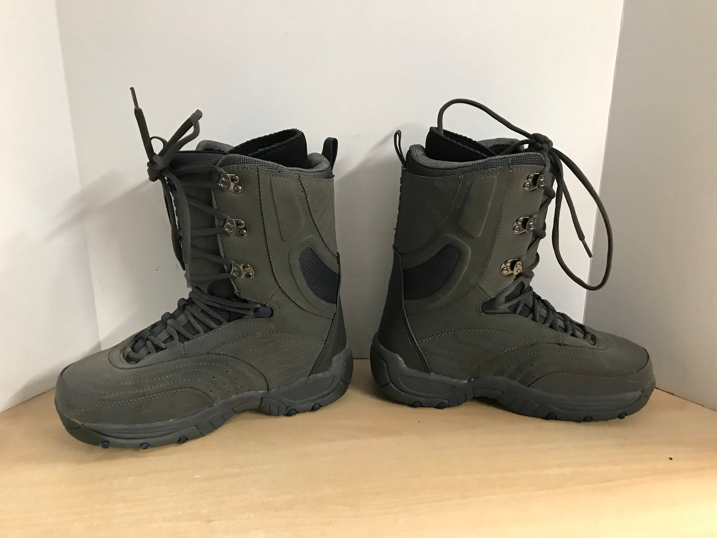 Snowboarding Boots Men's Size 9 Airwalks Grey With Excellent