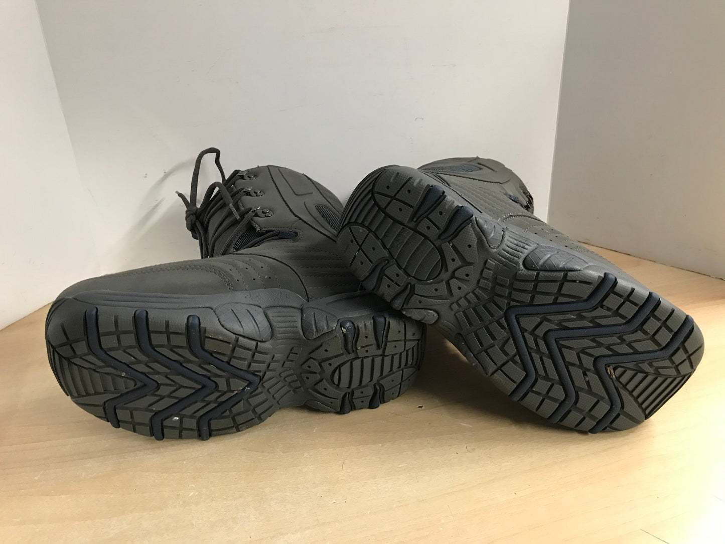 Snowboarding Boots Men's Size 9 Airwalks Grey With Excellent