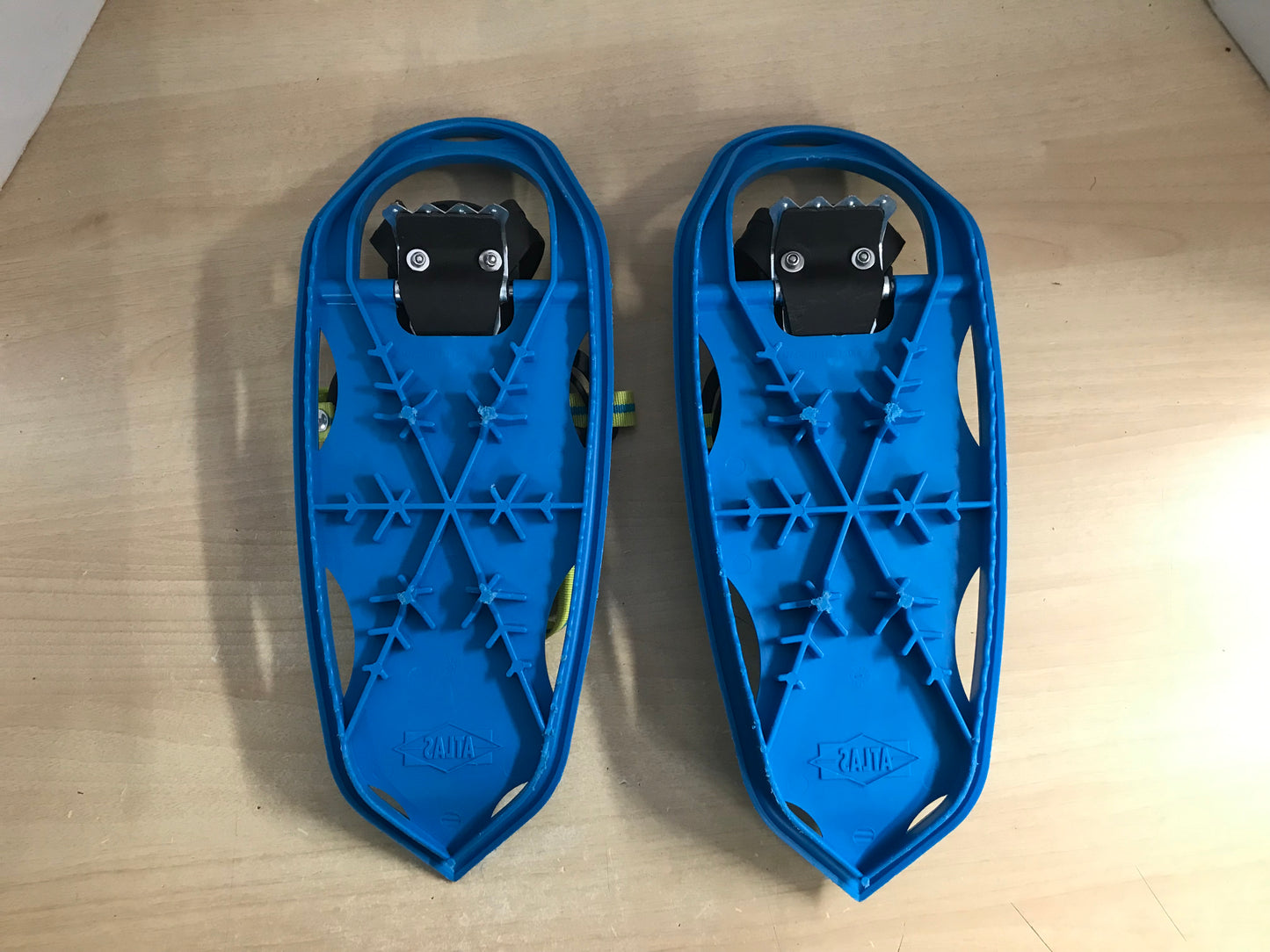 Snowshoes Child Junior Size 17 30-80 Lb Atlas Mini Lil Sprout Blue Lime As New PT 3440