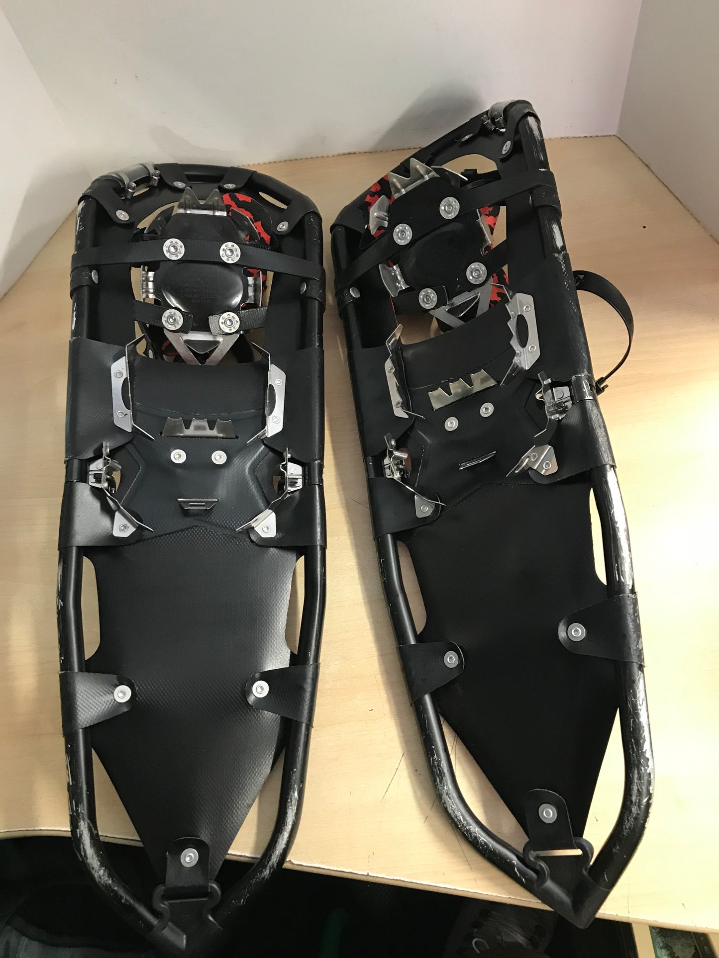 Snowshoes Men's Size 30 X Large Shoe Size 11-13 Atlas Mountain Red Black Excellent