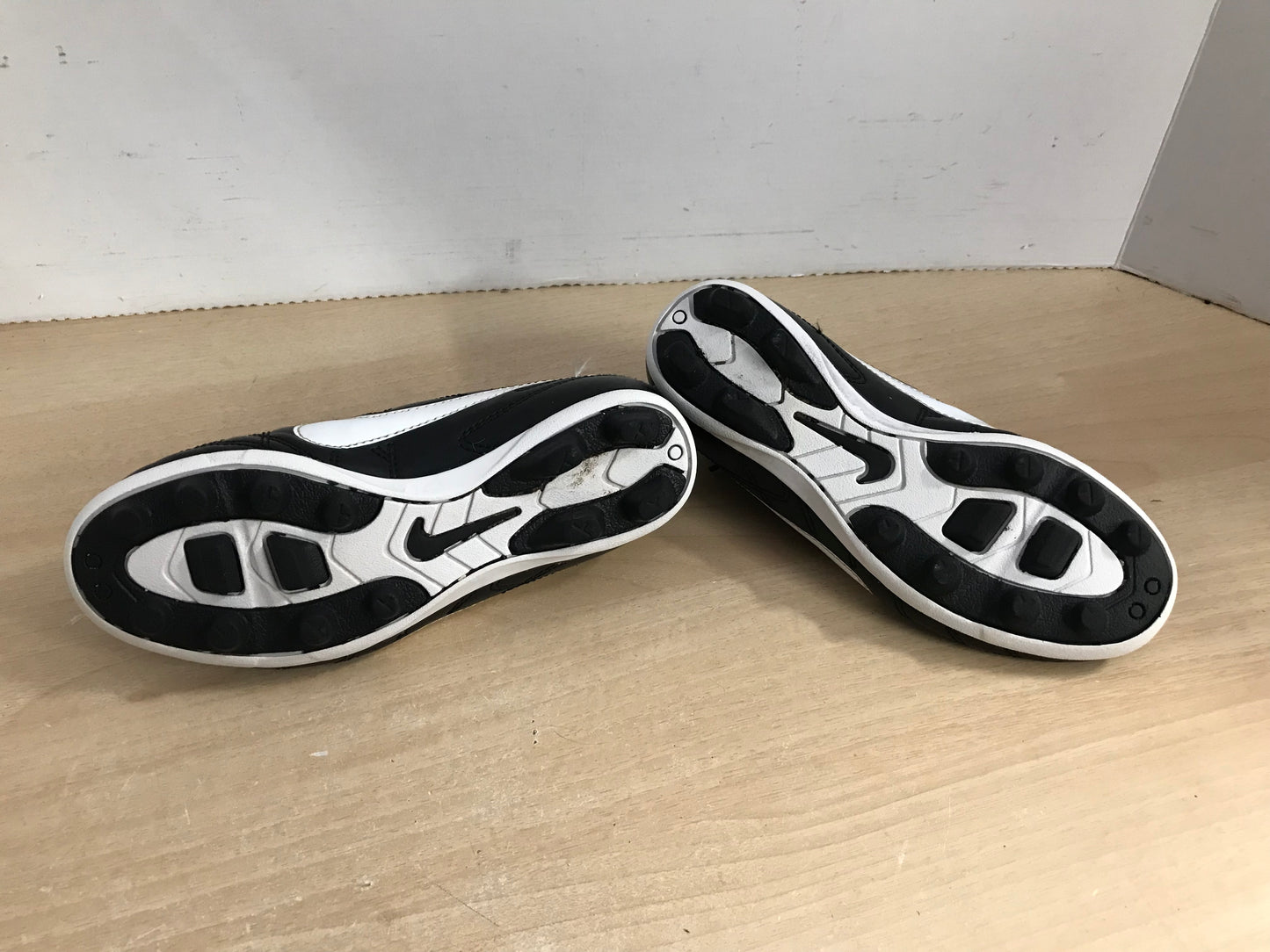 Soccer Shoes Cleats Child Size 1 Nike Black White