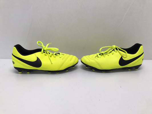 Soccer Shoes Cleats Child Size 4.5 Nike Tiempo Lime Black New Demo Model