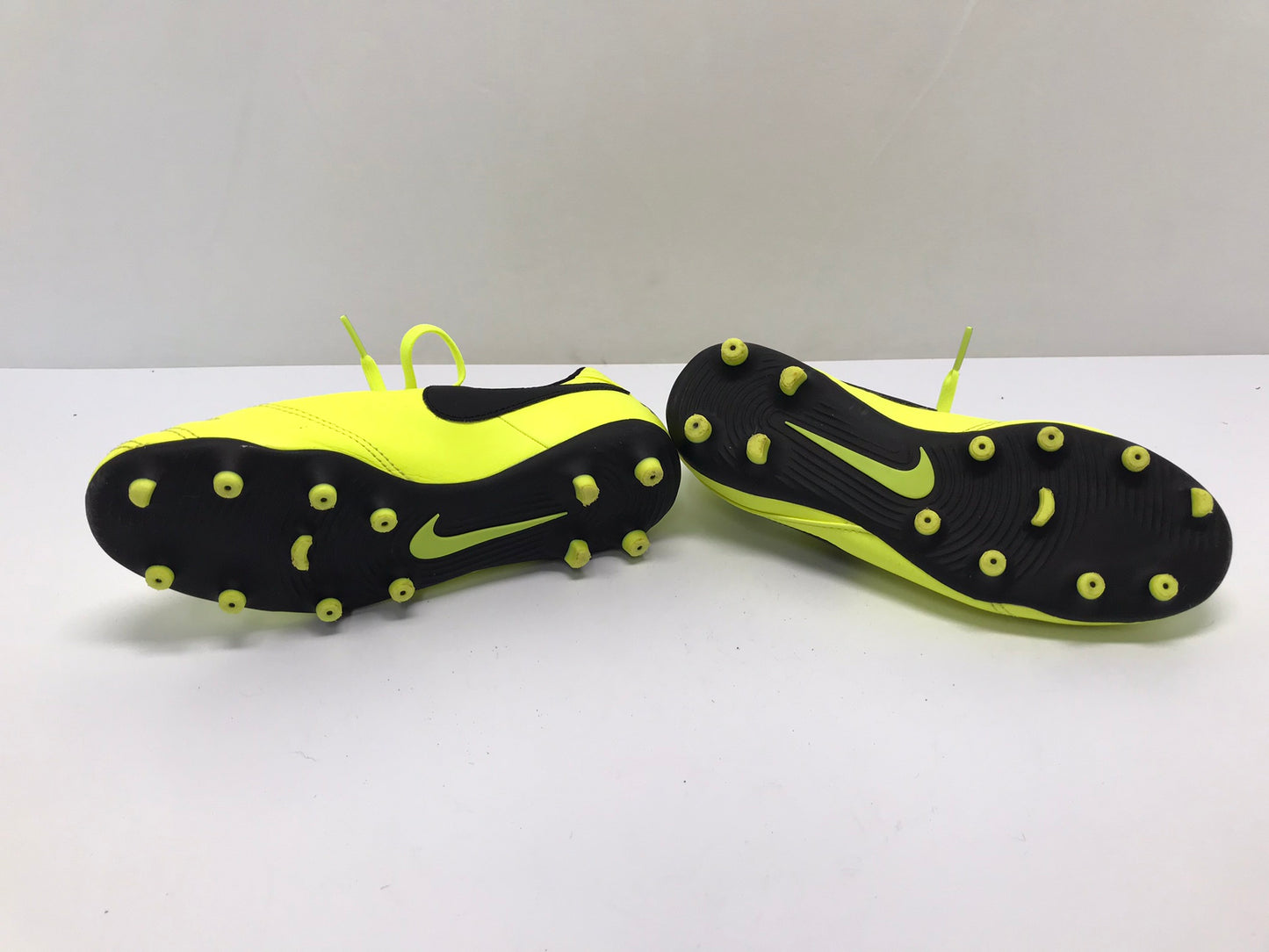 Soccer Shoes Cleats Child Size 4.5 Nike Tiempo Lime Black New Demo Model
